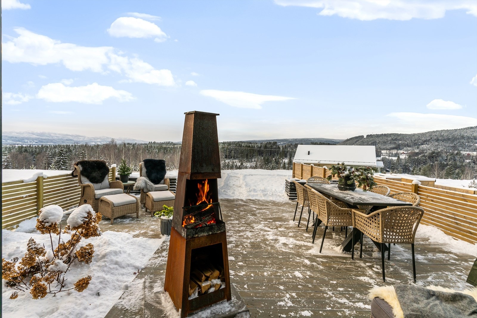 Uteplassen er betydelig utvidet med en stor og romslig markplatting. Her er det også lagt flid i detaljene, med nedsenket blomsterbed og gjerder mot tilgrensende nabo i begge sider. Galleribilde