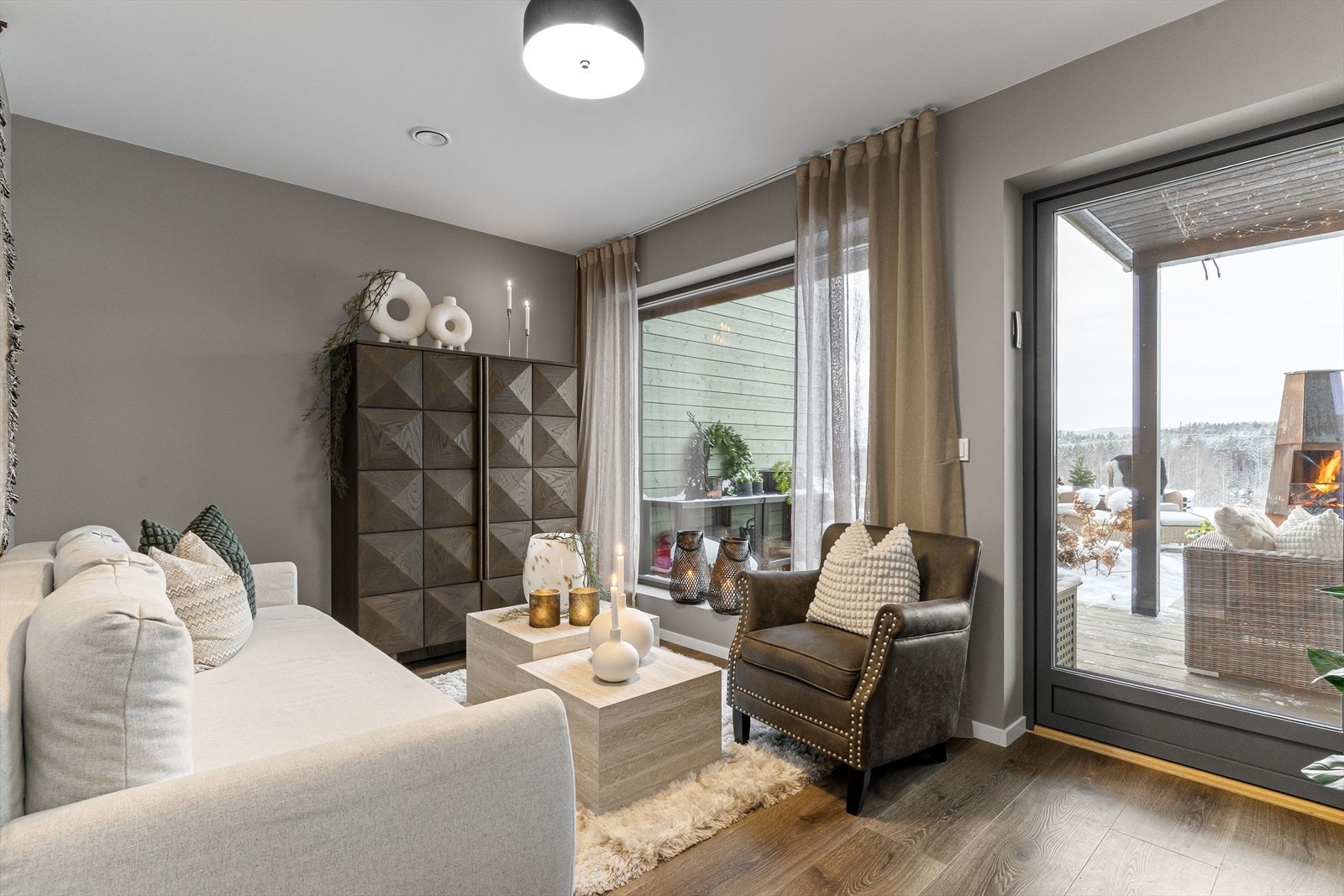 Overflatene er malt opp i moderne farger, med et mørkere gulvvalg som står seg godt til de lekre sorte detaljene i boligen. Galleribilde