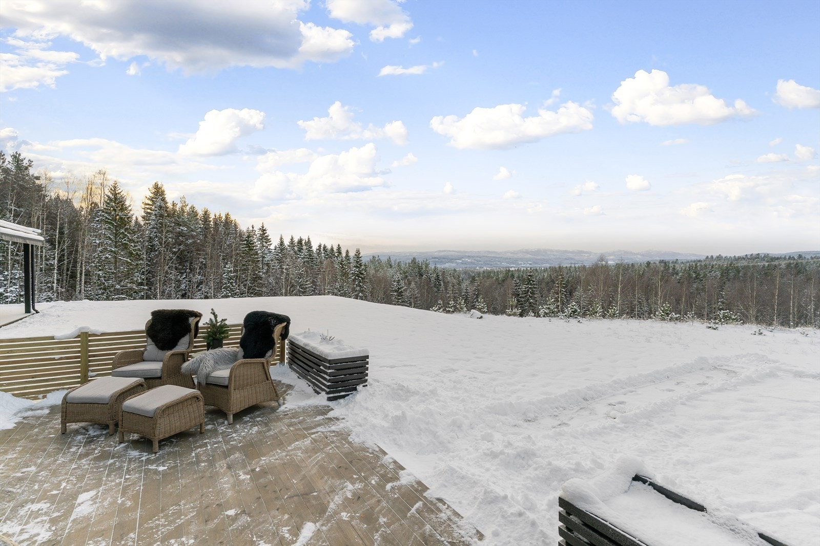 Boligen ligger i et nytt og attraktivt boligområde som er under utvikling. Spesielt populært er området for unge voksne og småbarnsfamilier. Galleribilde