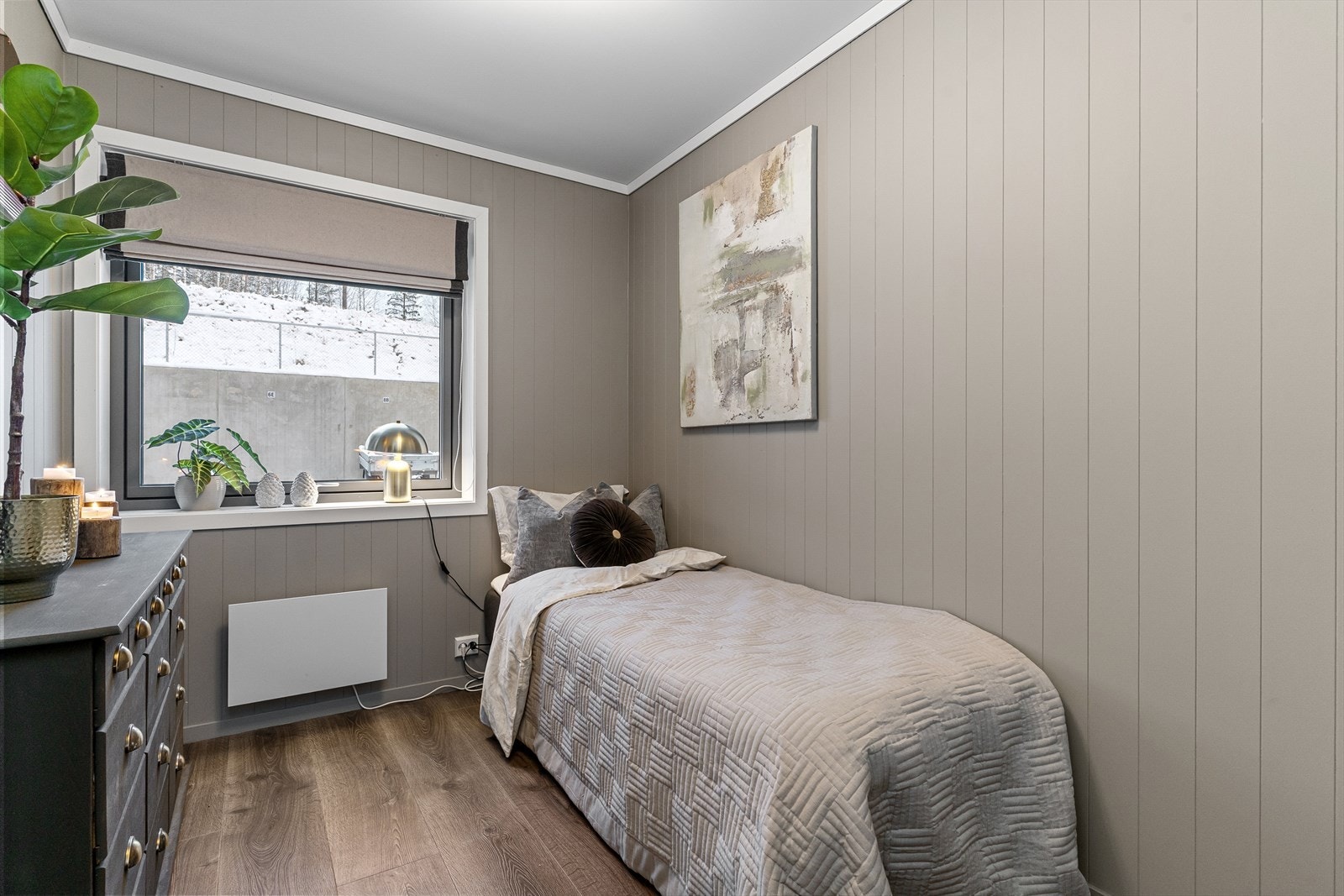 Soverom 2 - innredet som et gjesterom, med god plass til gjester på besøk. Galleribilde