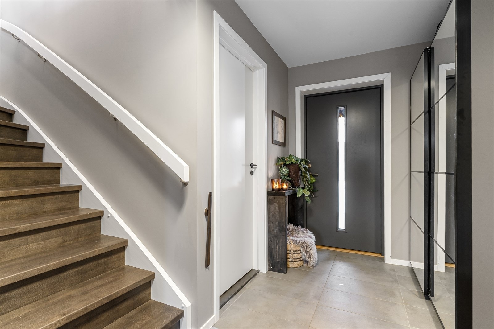 Umiddelbart til siden har man tilgang på det første av 2 bad. Galleribilde