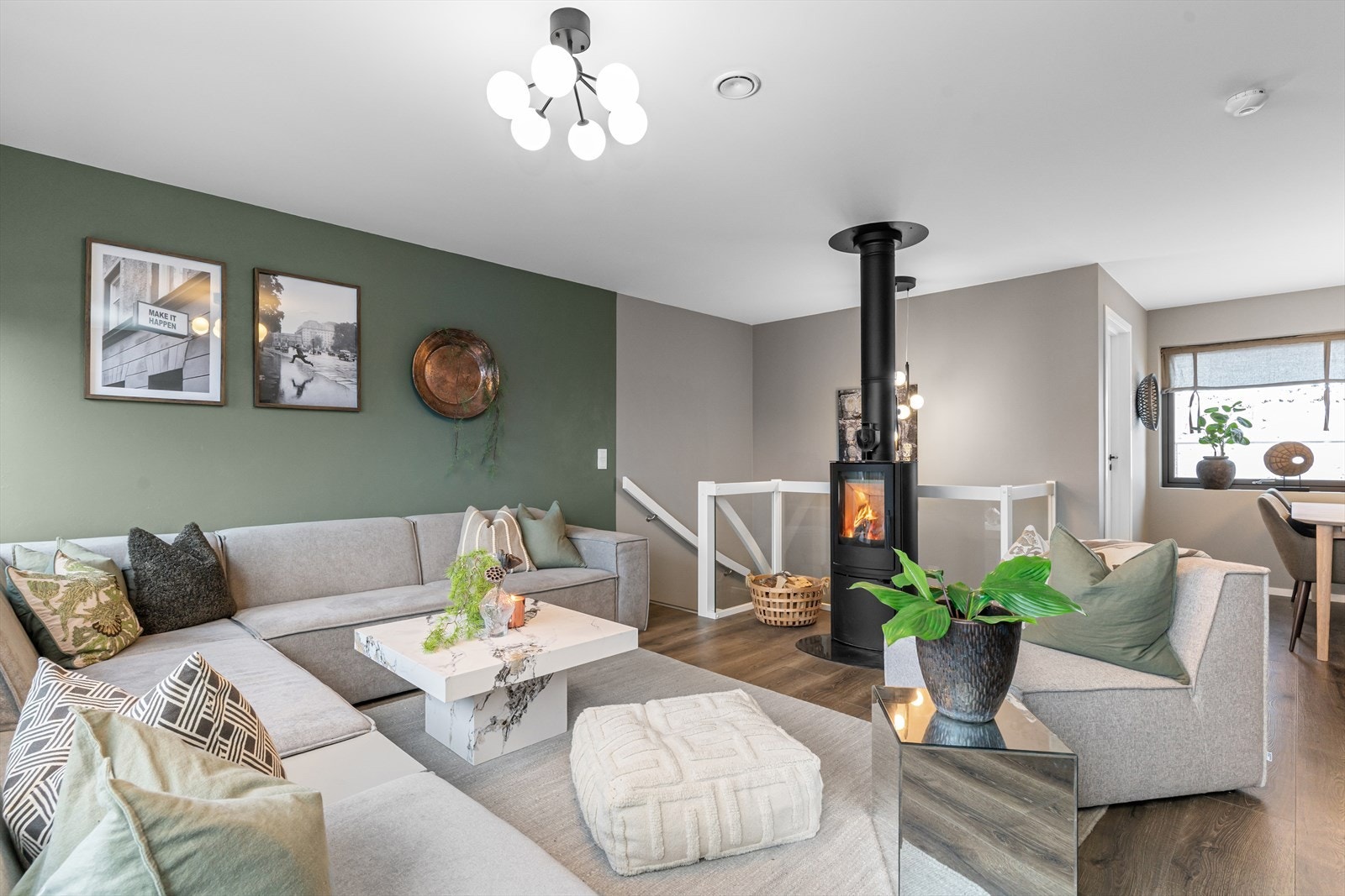 Stue og spisestue finner man i andre etasje. Her er det montert peis, og det er satt opp glassrekkverk rundt trappa. Galleribilde