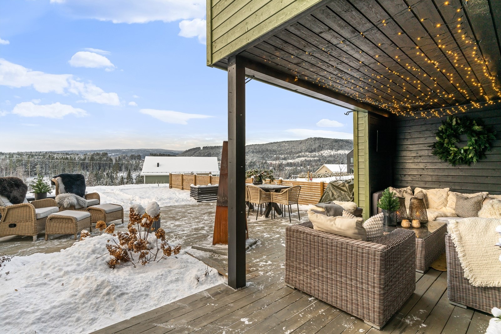 Boligenes utforming gjør at det gis god skille mellom naboene, grunnet oppsett av helvegg mot naboenheten. Galleribilde