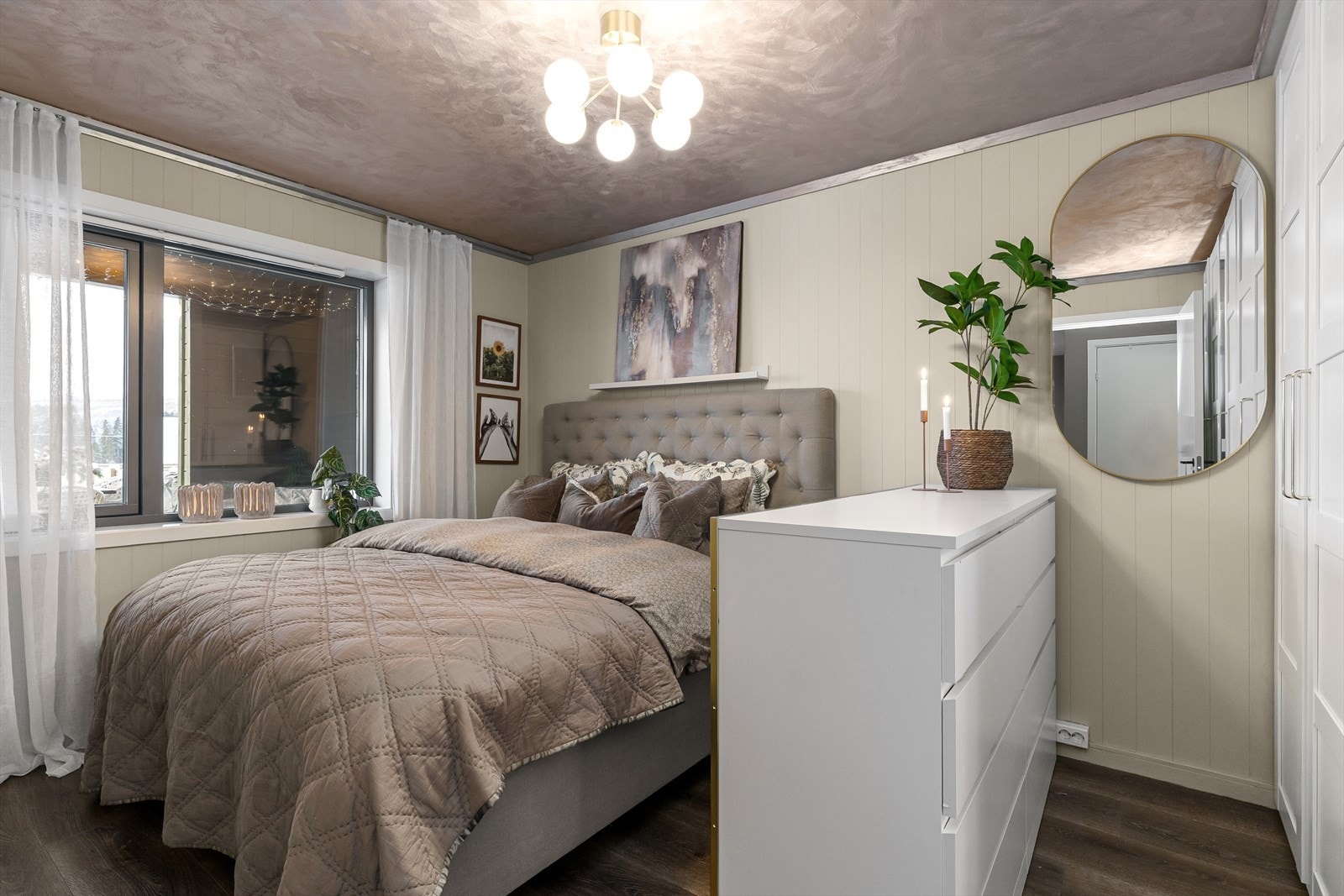 Hovedsoverommet i boligen ligger nede i underetasjen. Det er brukt en type takmaling både på soverom og våtrom, som gir en tøff betong-look. Galleribilde