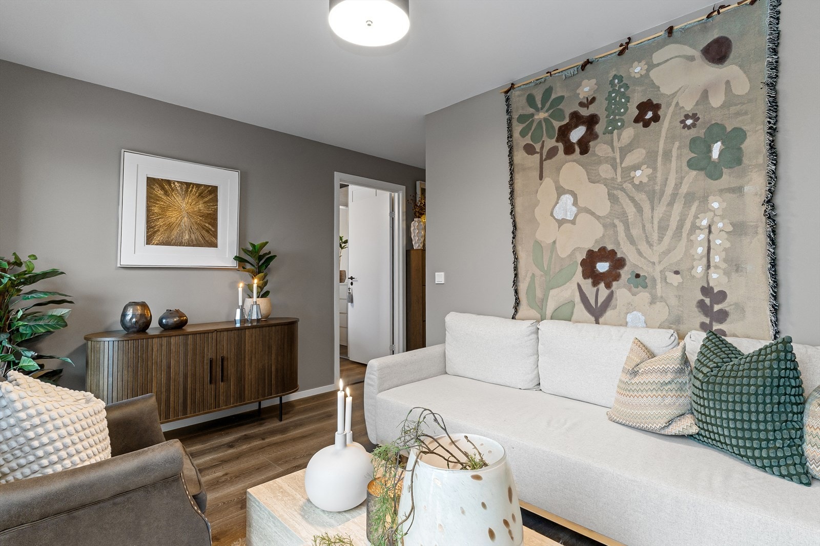 Inn fra gangen har man en egen kjellerstue. Dette rommet er et praktisk flerbruksrom, som også kan fungere som egen TV-stue om ønskelig. Galleribilde