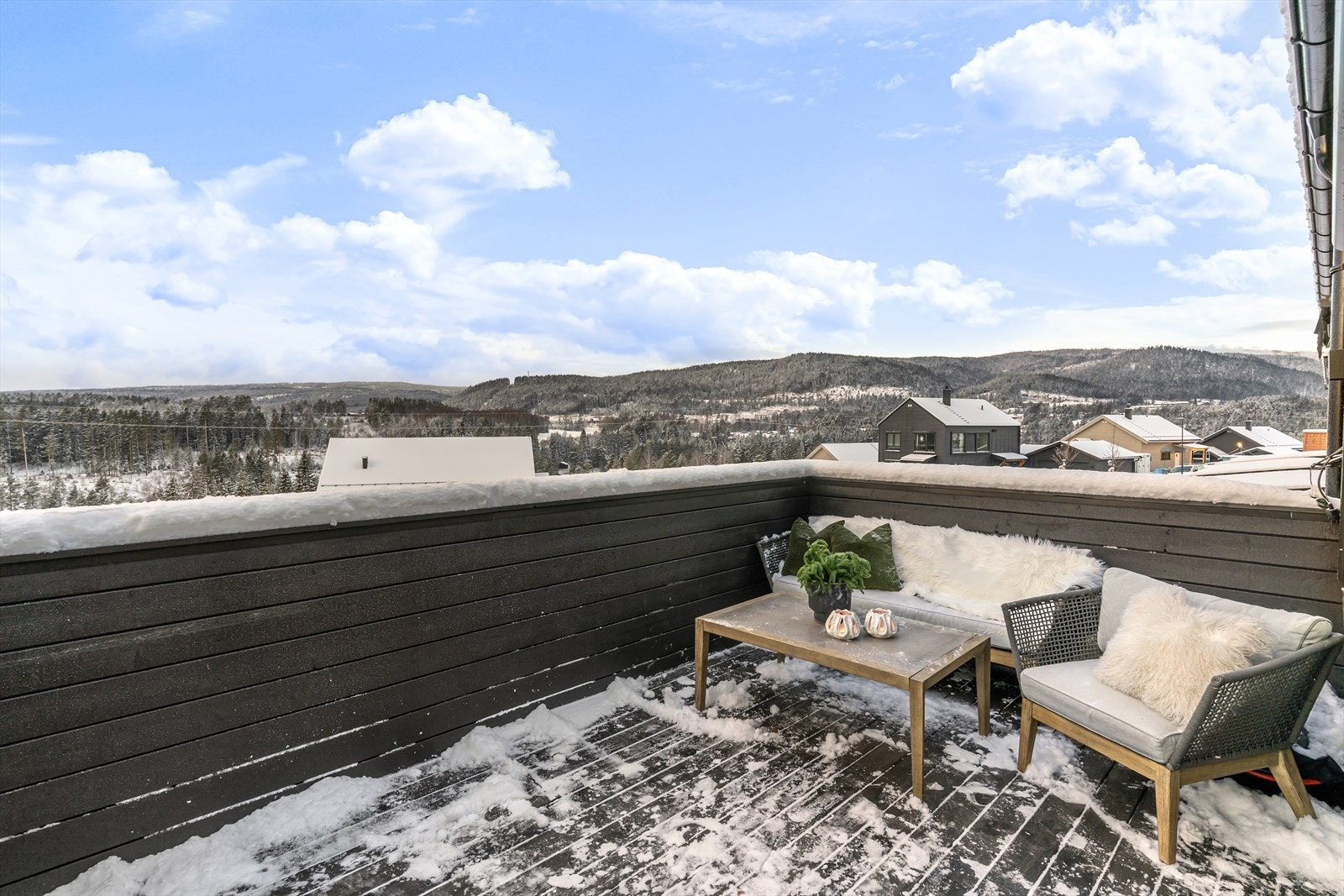 Terrassen i andre etasje, Her har man lang solgang til sent på kveld, og flott utsikt over horisontlinja mot vest. Galleribilde