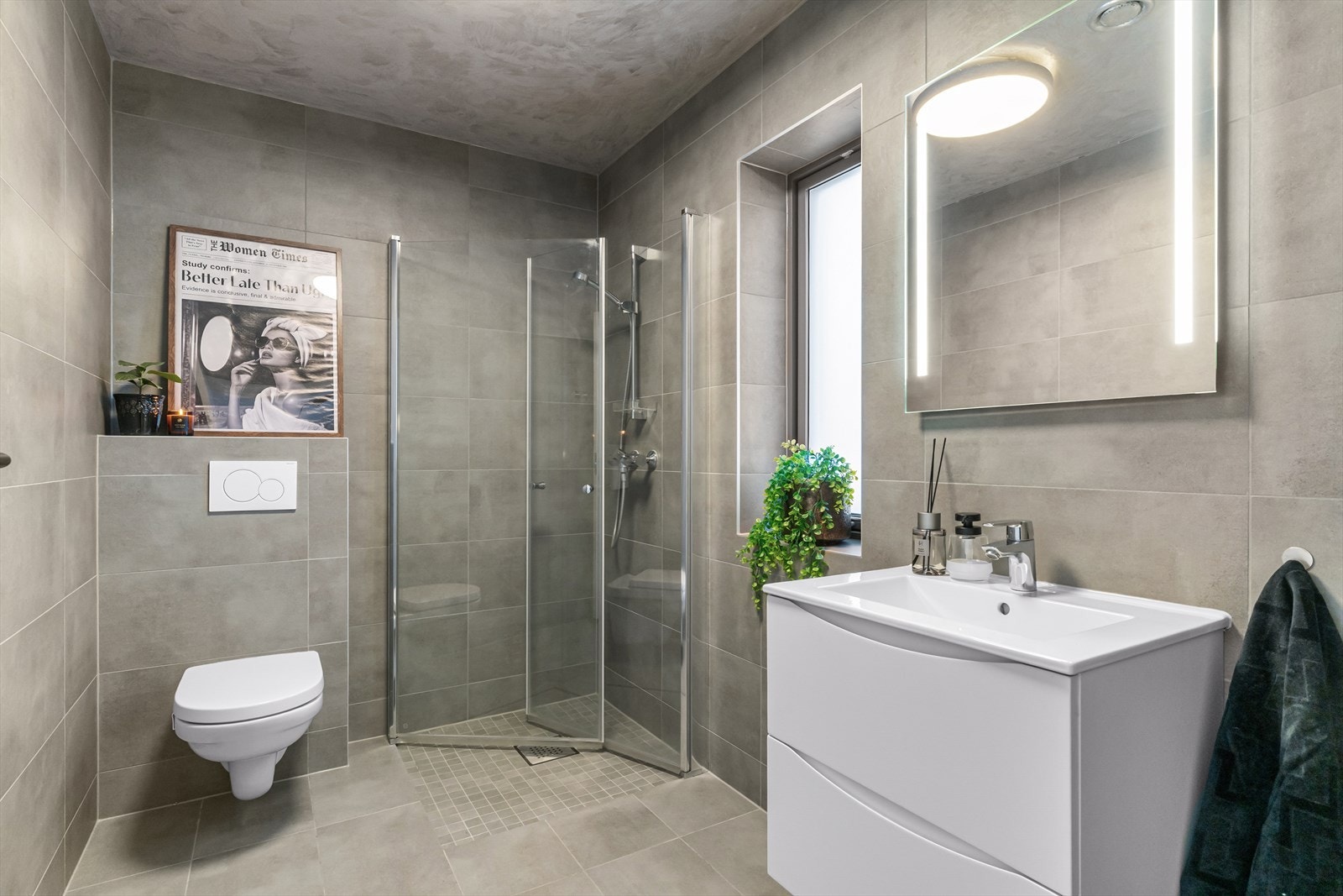 Bad 2 (oppe) har også tidløse fliser, og er utstyrt med toalett og dusjnisje også her, slik at man har dobbelt opp av fasiliteter. Galleribilde