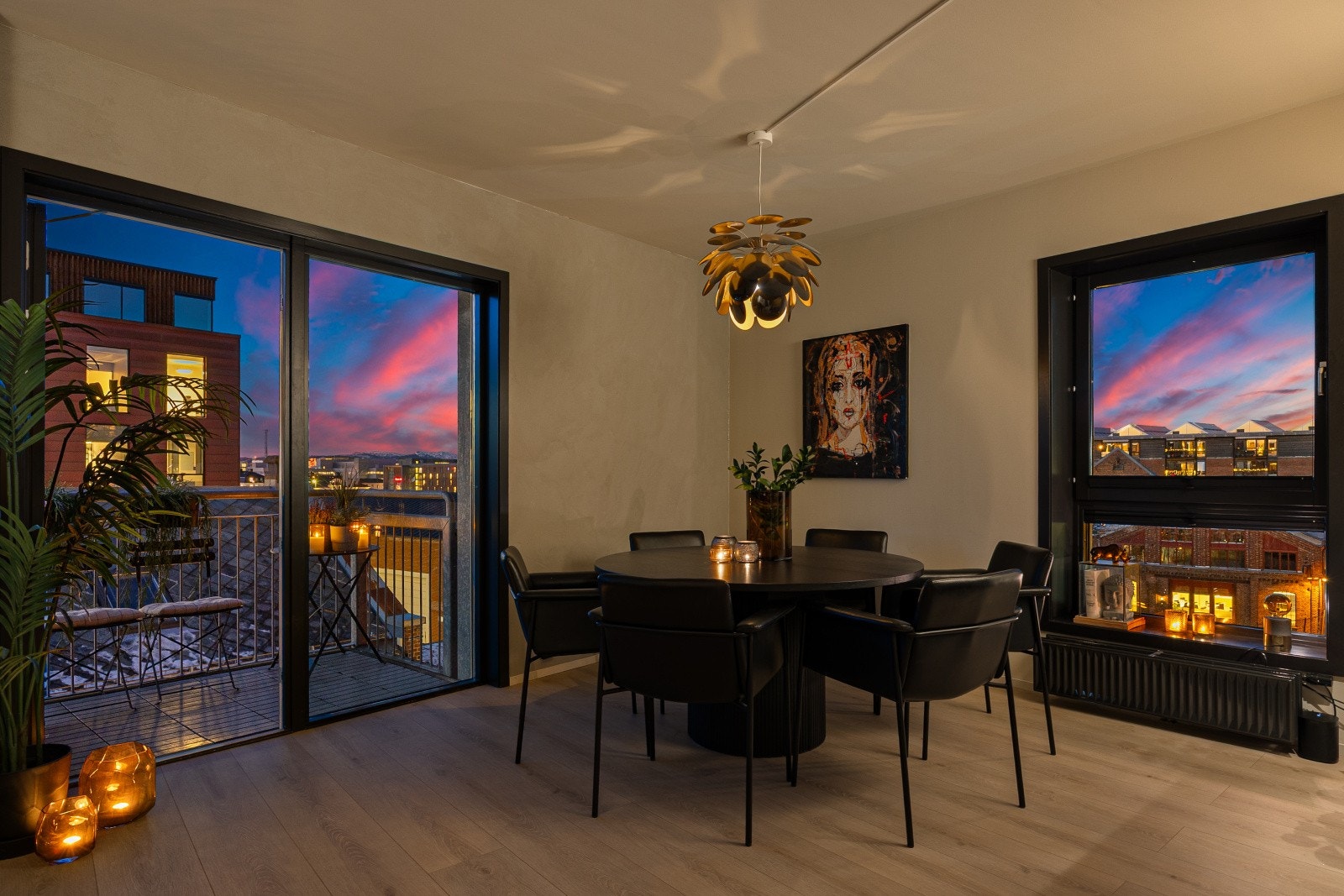 Fra spisestuen er det direkte utgang til balkongen, som har gode solforhold. Galleribilde