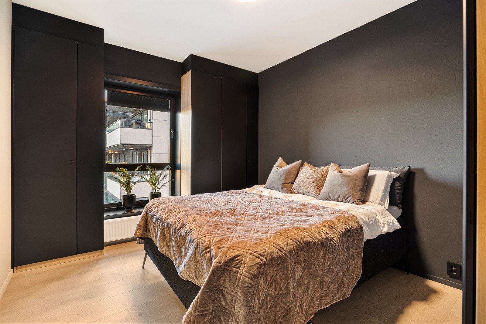 Soverommet har plassbygde garderobeskap som gir rikelig med oppbevaringsplass. Galleribilde