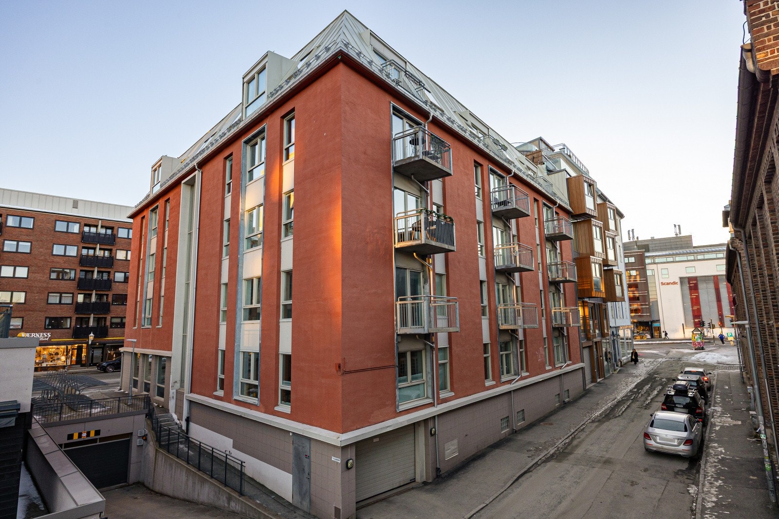 Eiendommen ligger sentralt i skjæringspunktet mellom Solsiden og Bakklandet. Galleribilde