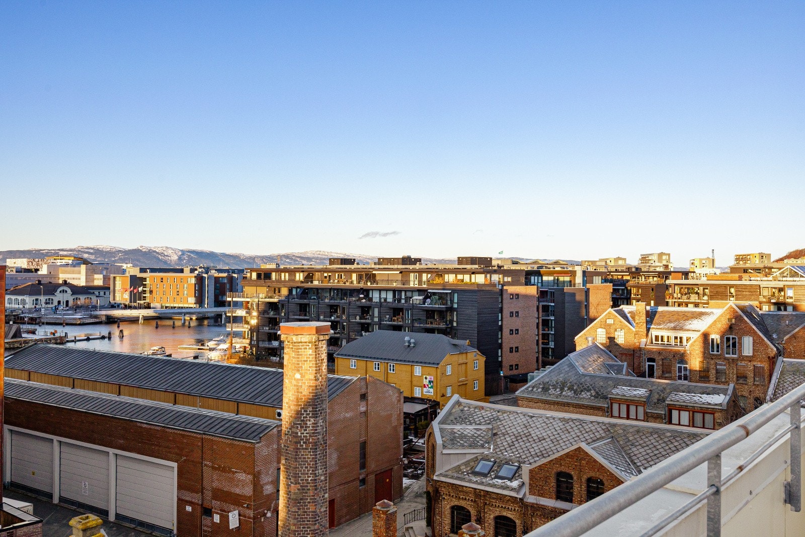 Kollektivtransport er lett tilgjengelig, med Bakkegata bussholdeplass kun 2 minutter unna. Galleribilde