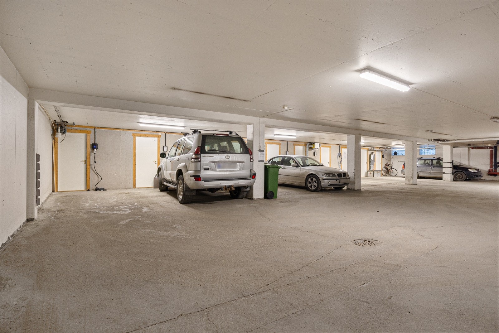 Fast garasjeplass i kjeller med heisadkomst. Her er også en stor, låsbar bod på 8 m². Galleribilde