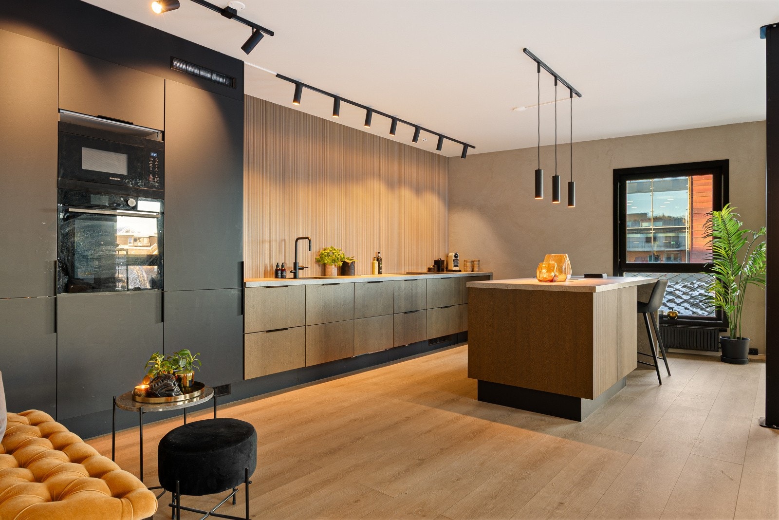 Kjøkkenet fra HTH, nytt i 2022, er både funksjonelt og elegant med en stor kjøkkenøy som blir et naturlig samlingspunkt. Galleribilde