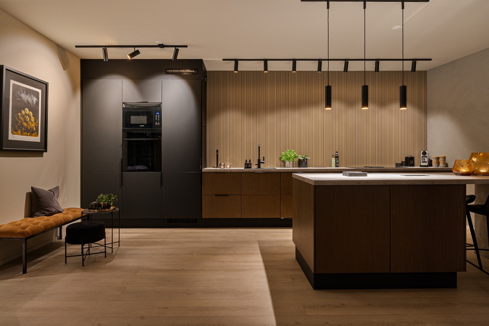 Alle hvitevarer er integrerte for et rent og helhetlig uttrykk, og følger med boligen. Det er også integrert vaskemaskin i kjøkken. Galleribilde