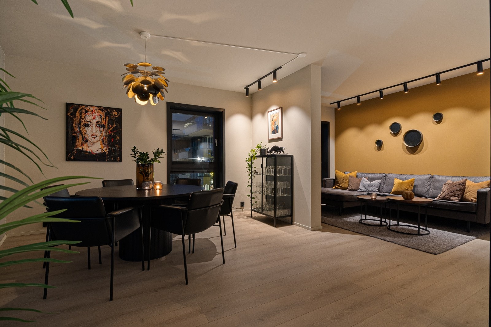 Den åpne stue- og kjøkkenløsningen måler totalt 48,5 m². Galleribilde