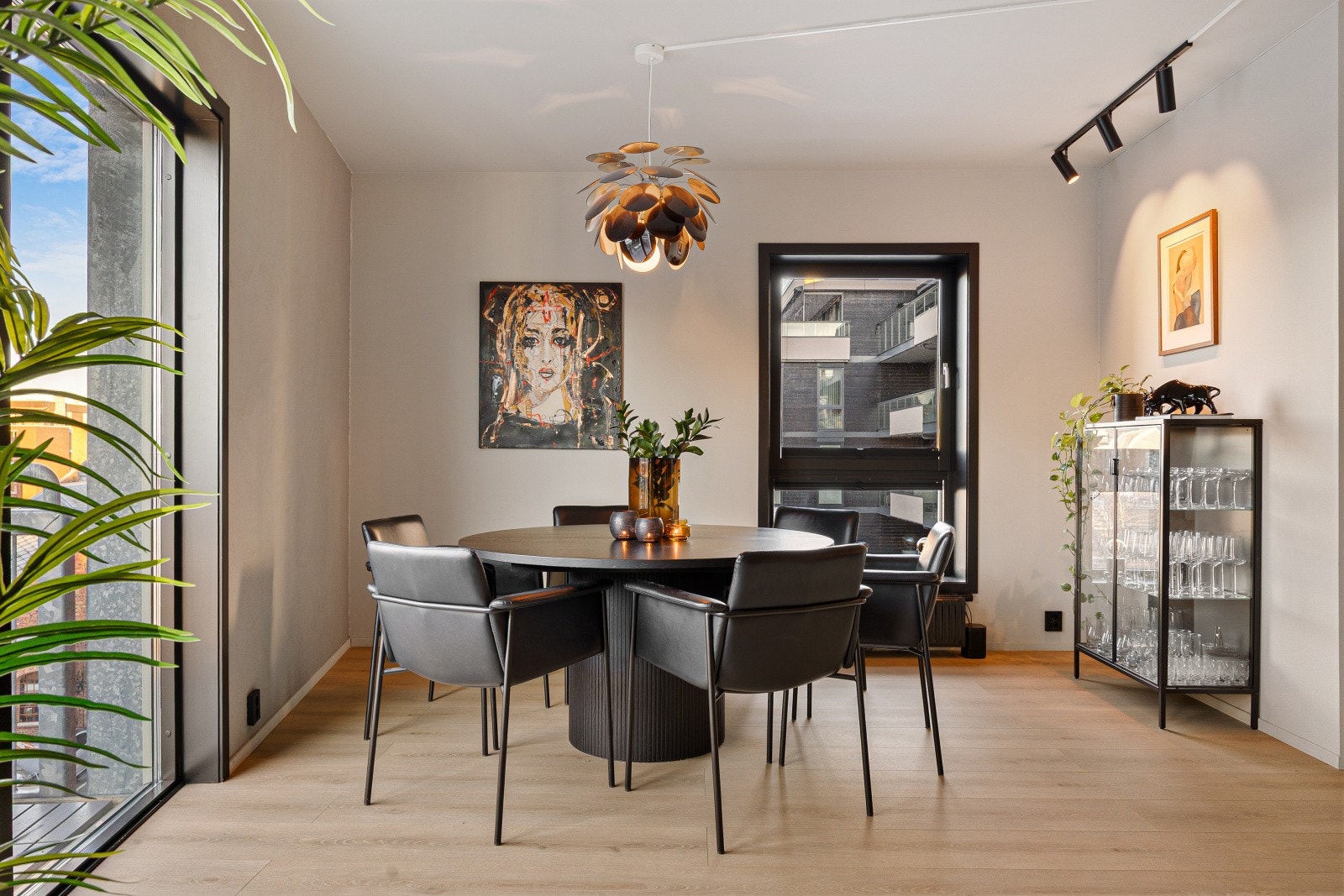 Det er god plass til en romslig spisegruppe i tilknytning til kjøkkenet. Galleribilde