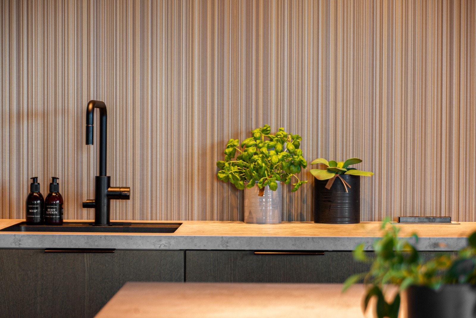 Moderne og funksjonelle detaljer preger hele kjøkkeninnredningen. Galleribilde