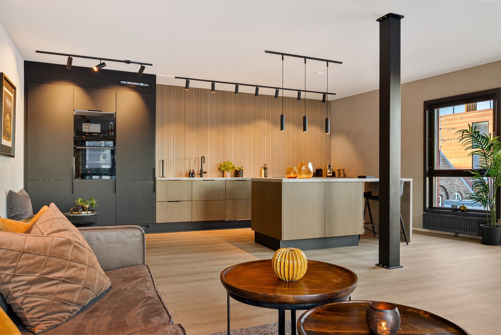 Kjøkkenet fra HTH ble installert i 2022 og har rikelig med skap- og benkeplass. Galleribilde