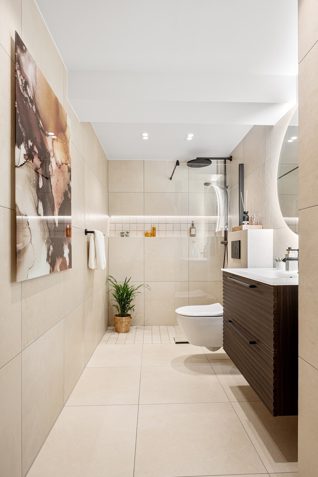 Moderne og lekkert - smart nisje i dusjsone for såpe/div. Galleribilde