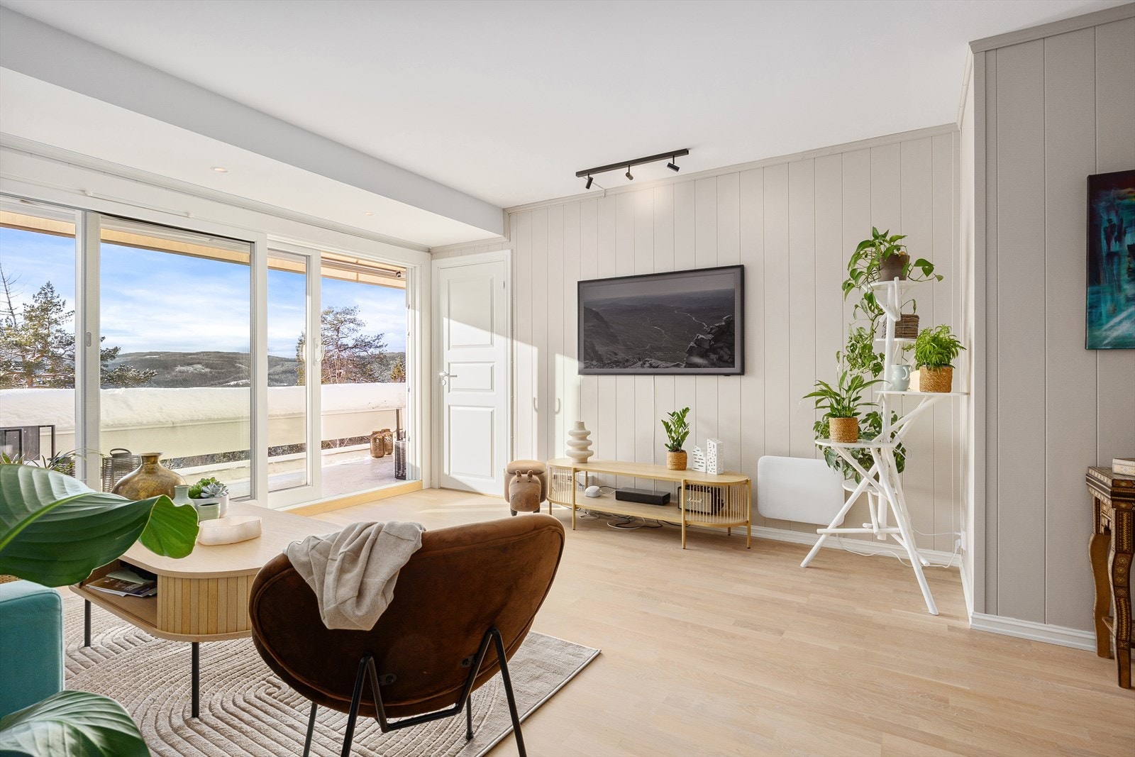 Store vinduer fra gulv til tak og skyvedør til terrassen. Galleribilde