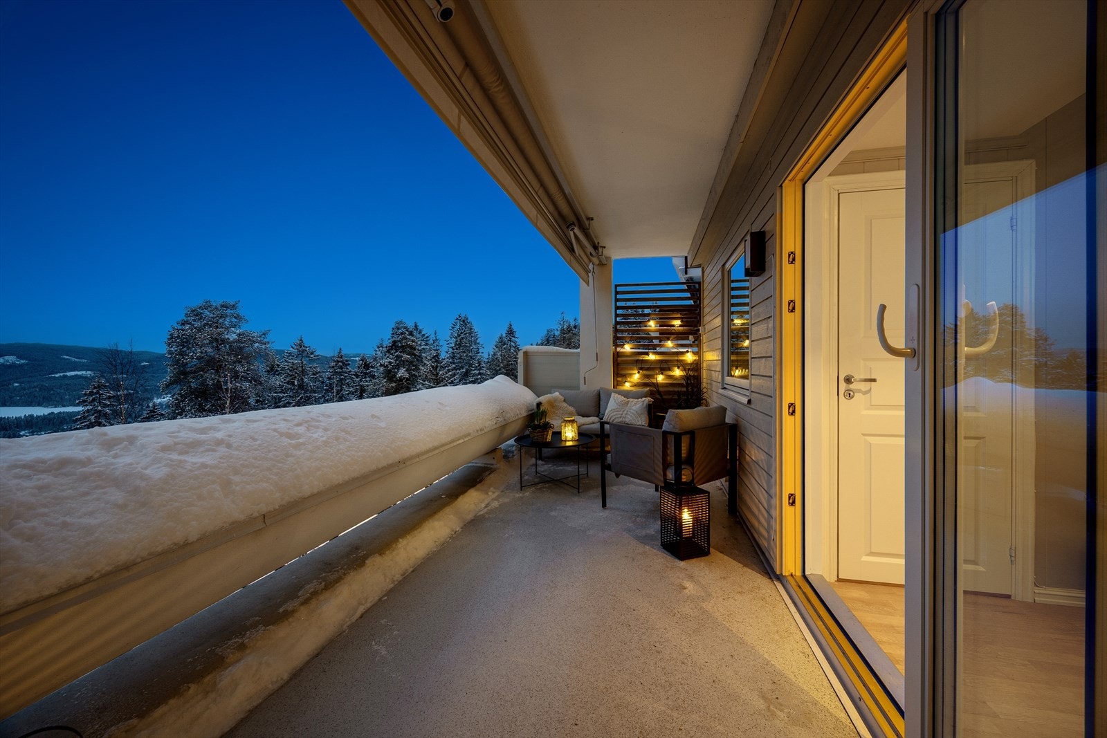 Terrassemarkise fra 2022 samt nytt utelys og stikkontakter i 2023. Galleribilde