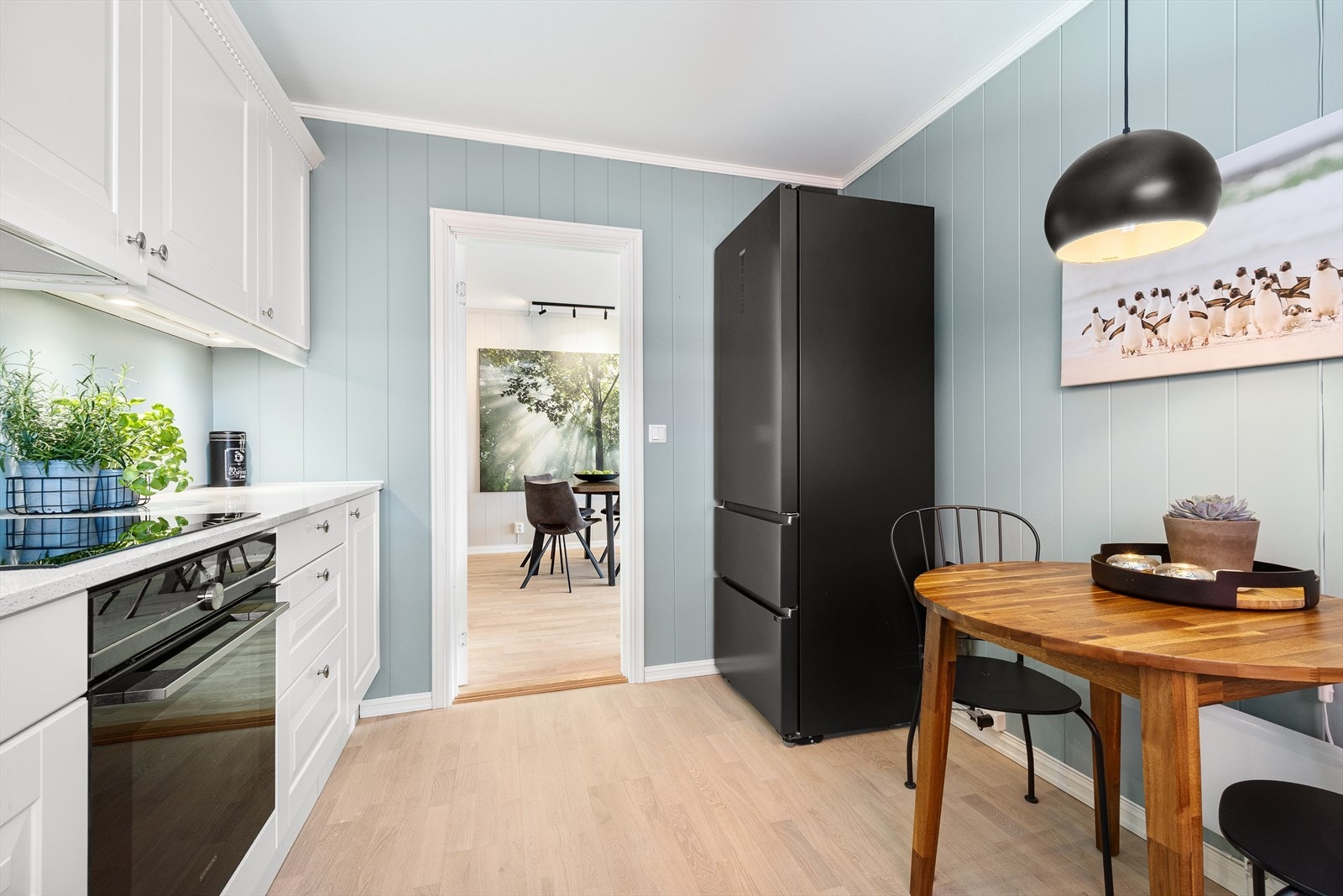 Kjøl/frys er 70 cm bred og frittstående, med praktiske separate fryseskuffer - en svært funksjonell løsning med god kapasitet og enkel organisering. Galleribilde