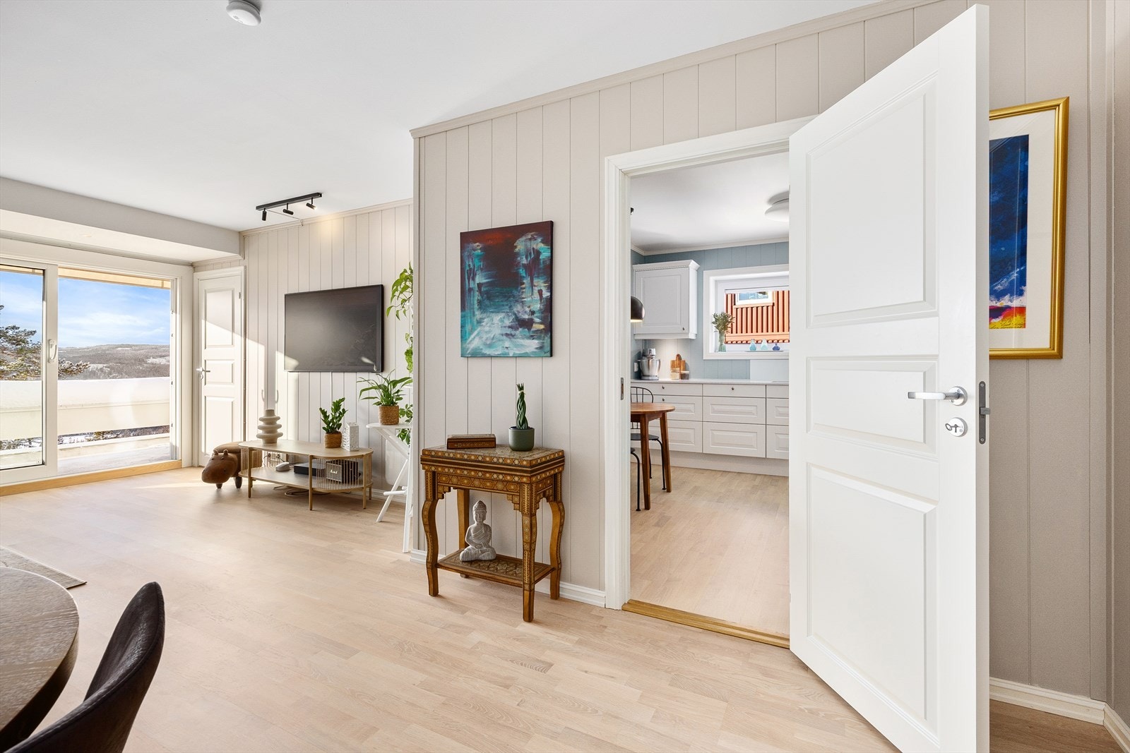 Adkomst til kjøkkenet fra stuen. Galleribilde