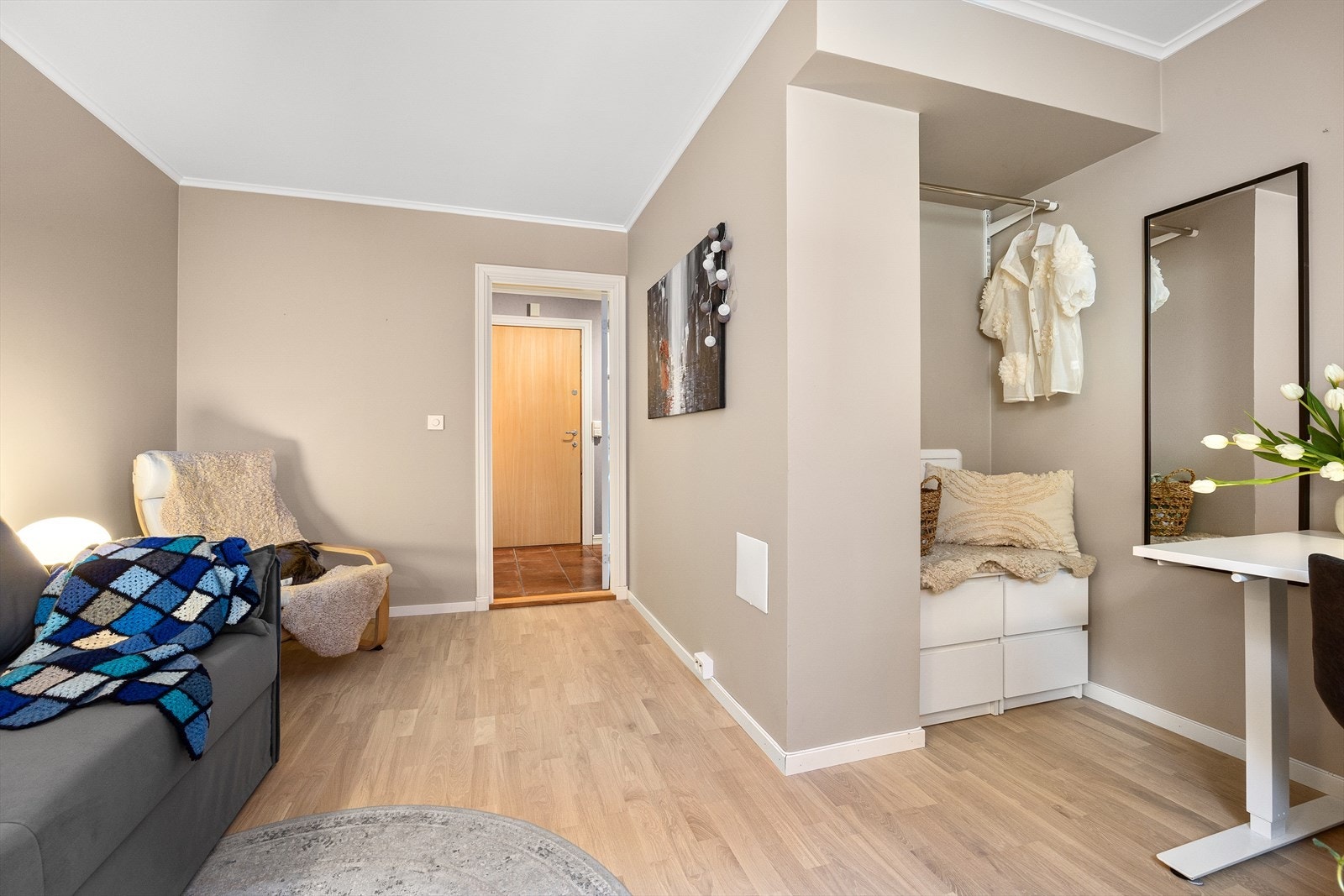 Nyere parkettgulv og nymalte vegger Galleribilde