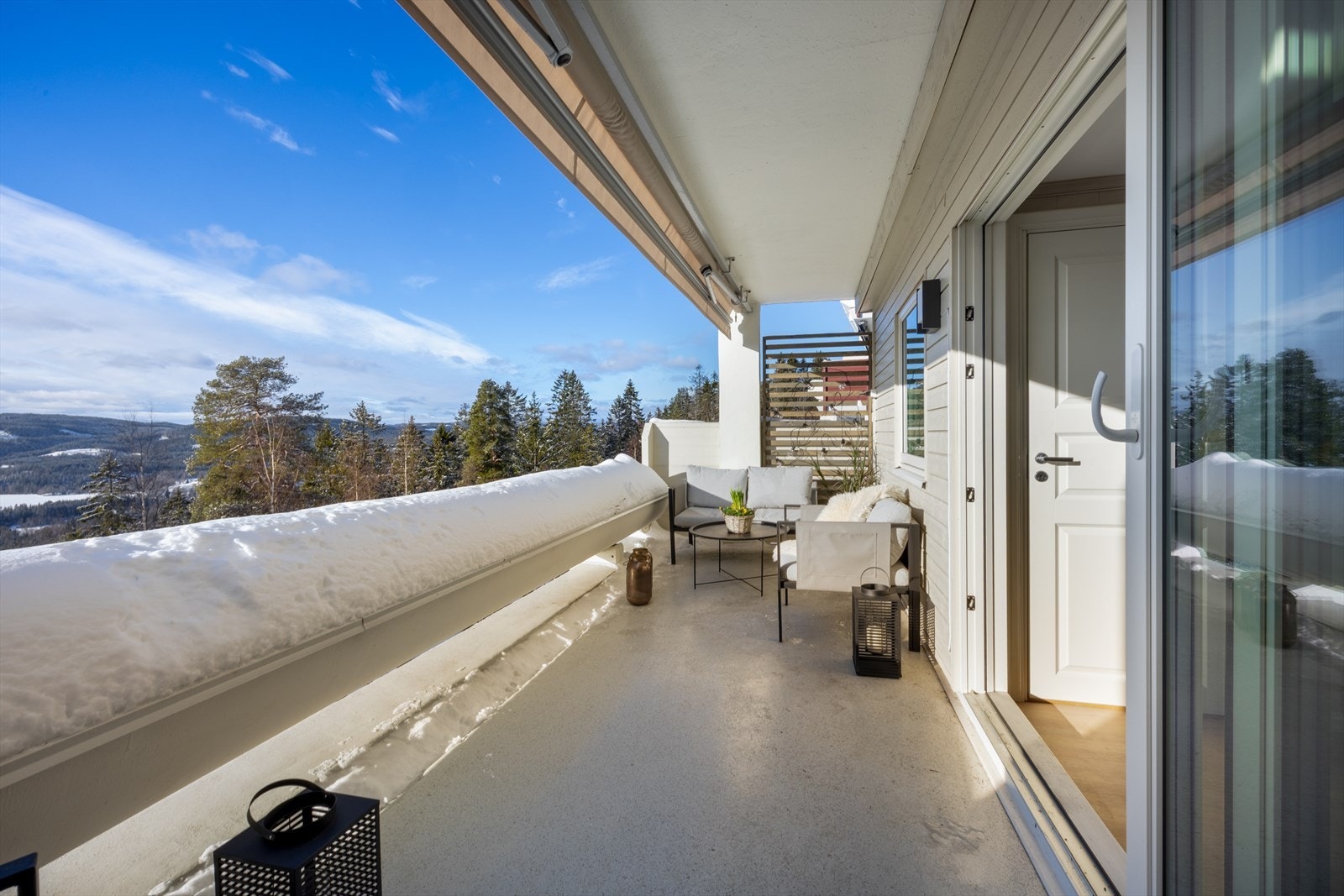 God plass til både sittegruppe og grill - perfekt for lange sommerkvelder. Galleribilde