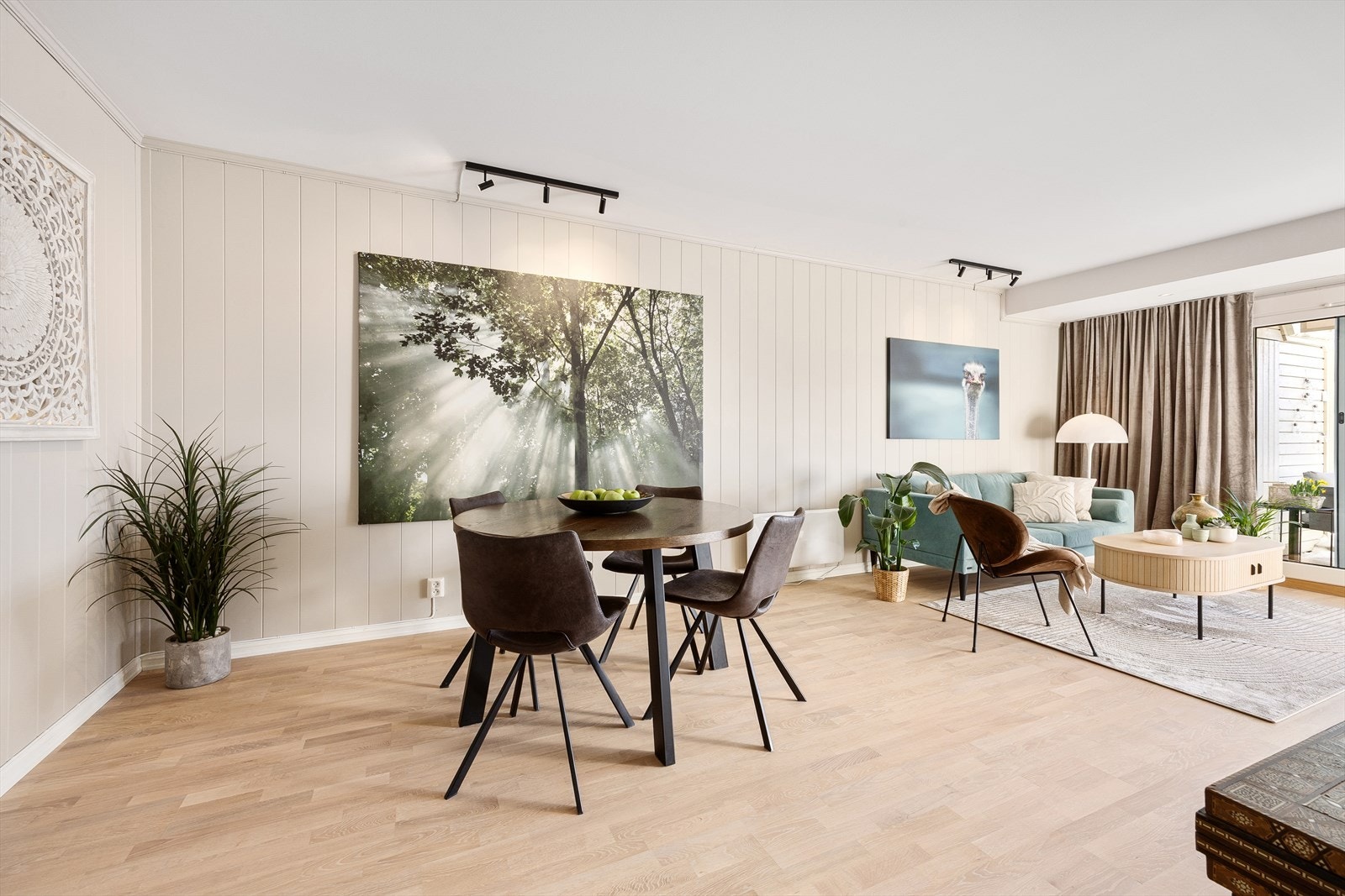 Romslig og lys stue med store vindusflater og utgang til vestvendt terrasse Galleribilde