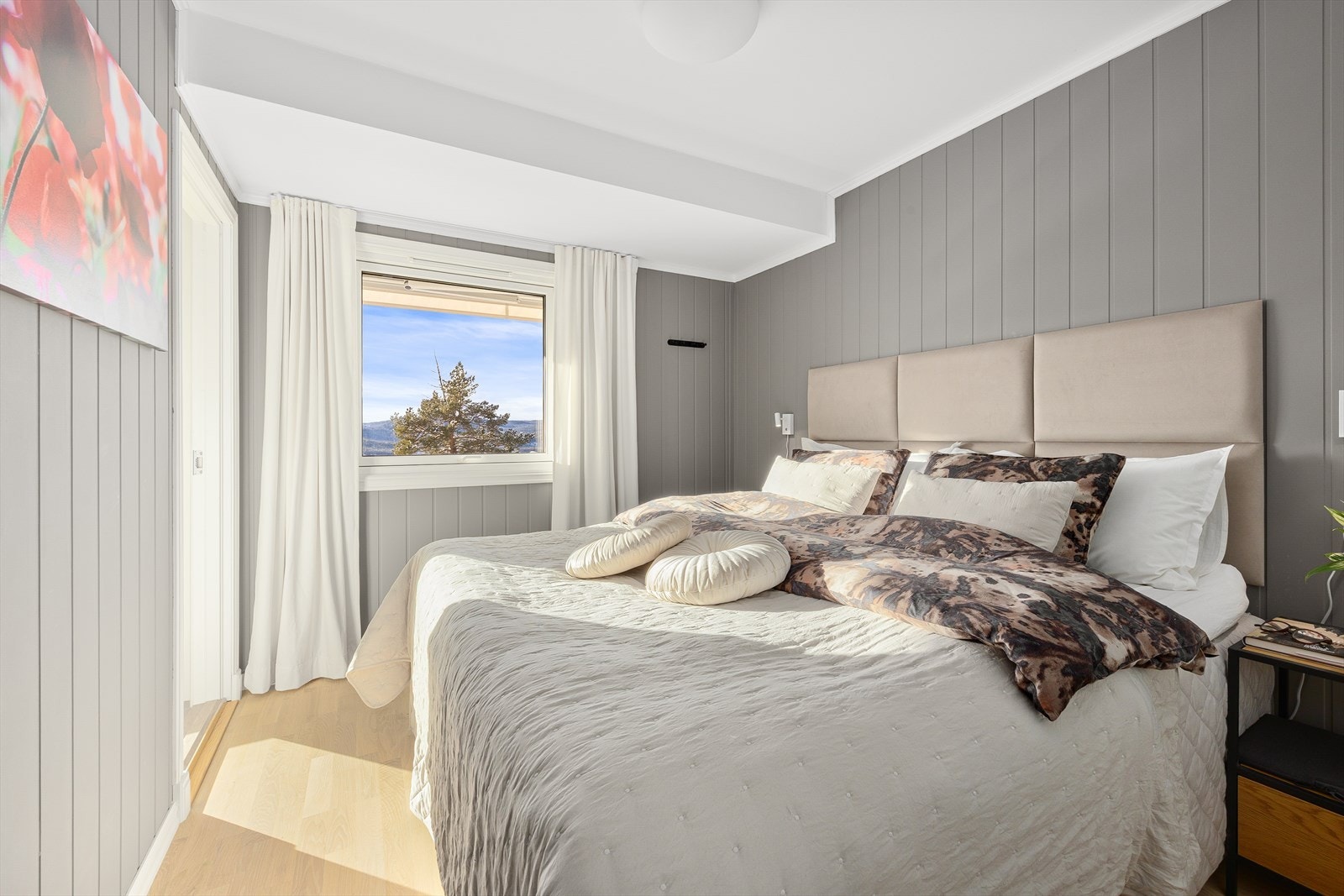 Innbydende hovedsoverom med god plass til dobbeltseng. Galleribilde