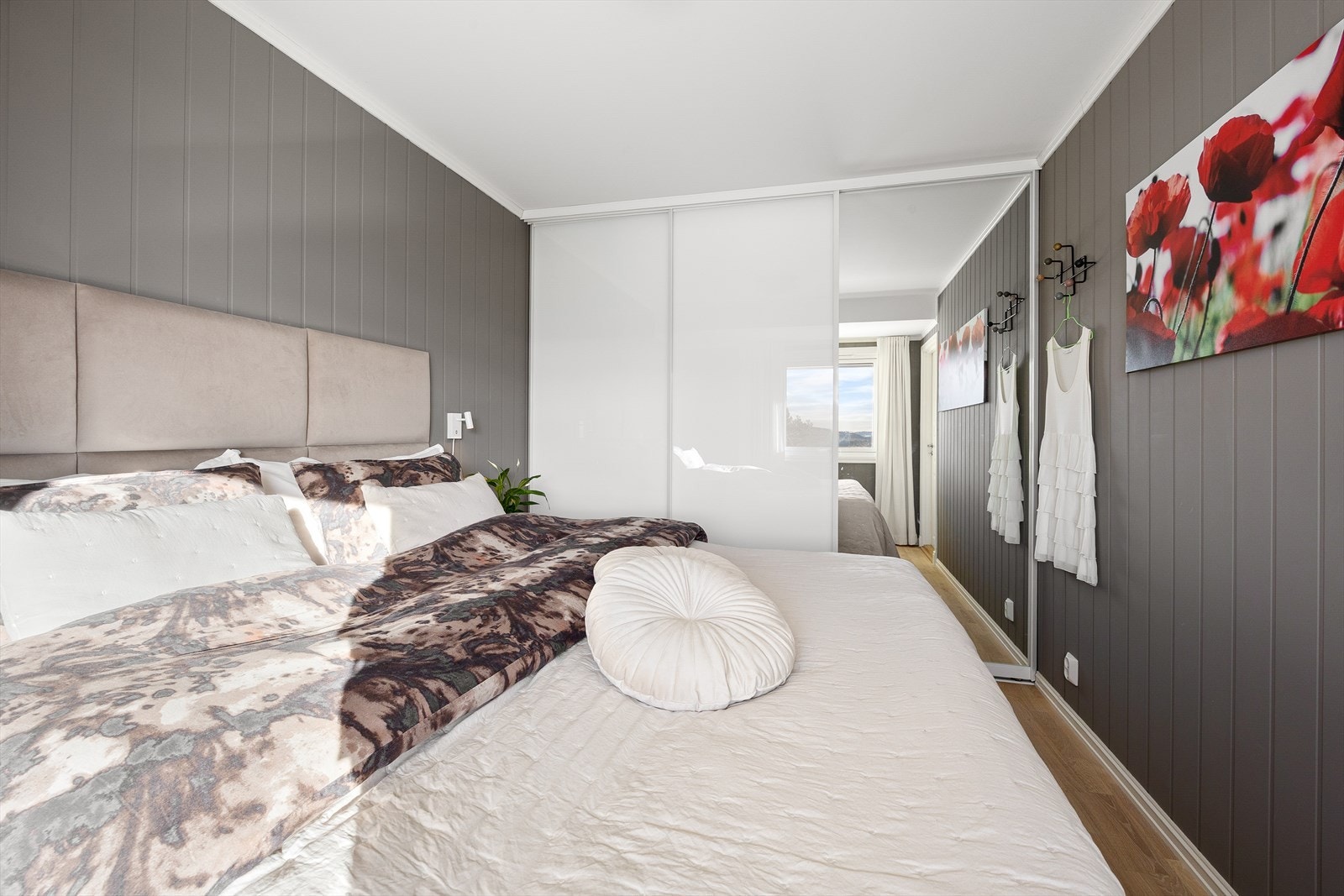 Stor skyvedørsgarderobe med innredning (2023). Hvitlakkert eikeparkett og nymalte overflater. Galleribilde