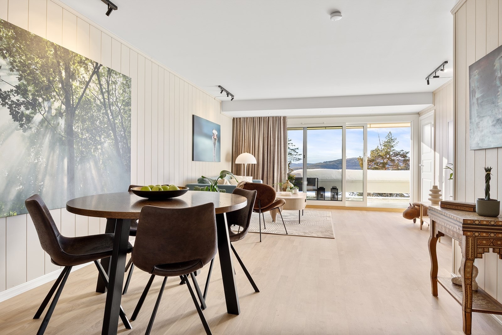 Fin plass for spisebord ved inngangen til kjøkkenet Galleribilde