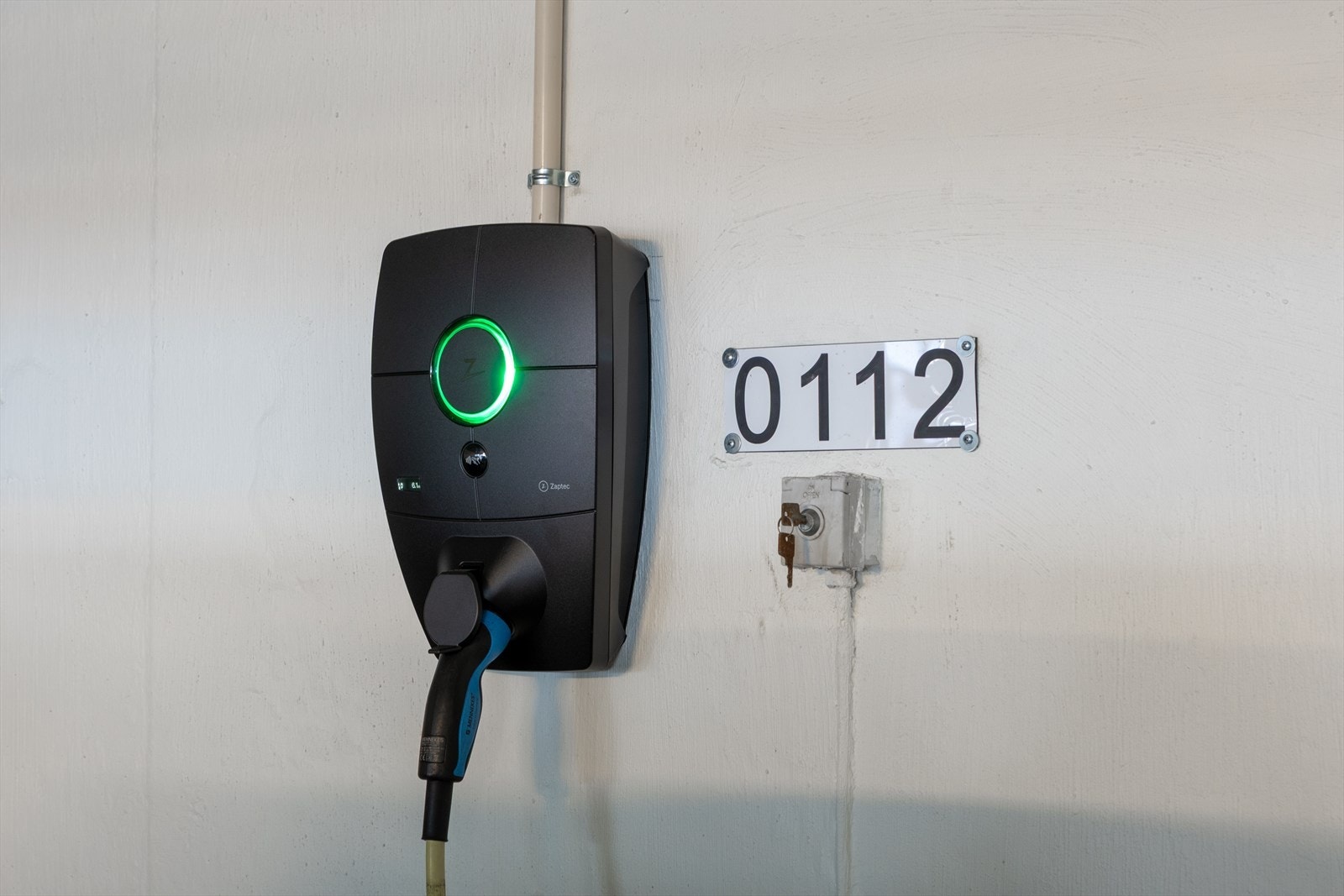 Til leiligheten følger en garasjeplass i fellesanlegg med lader for el-bil. Galleribilde