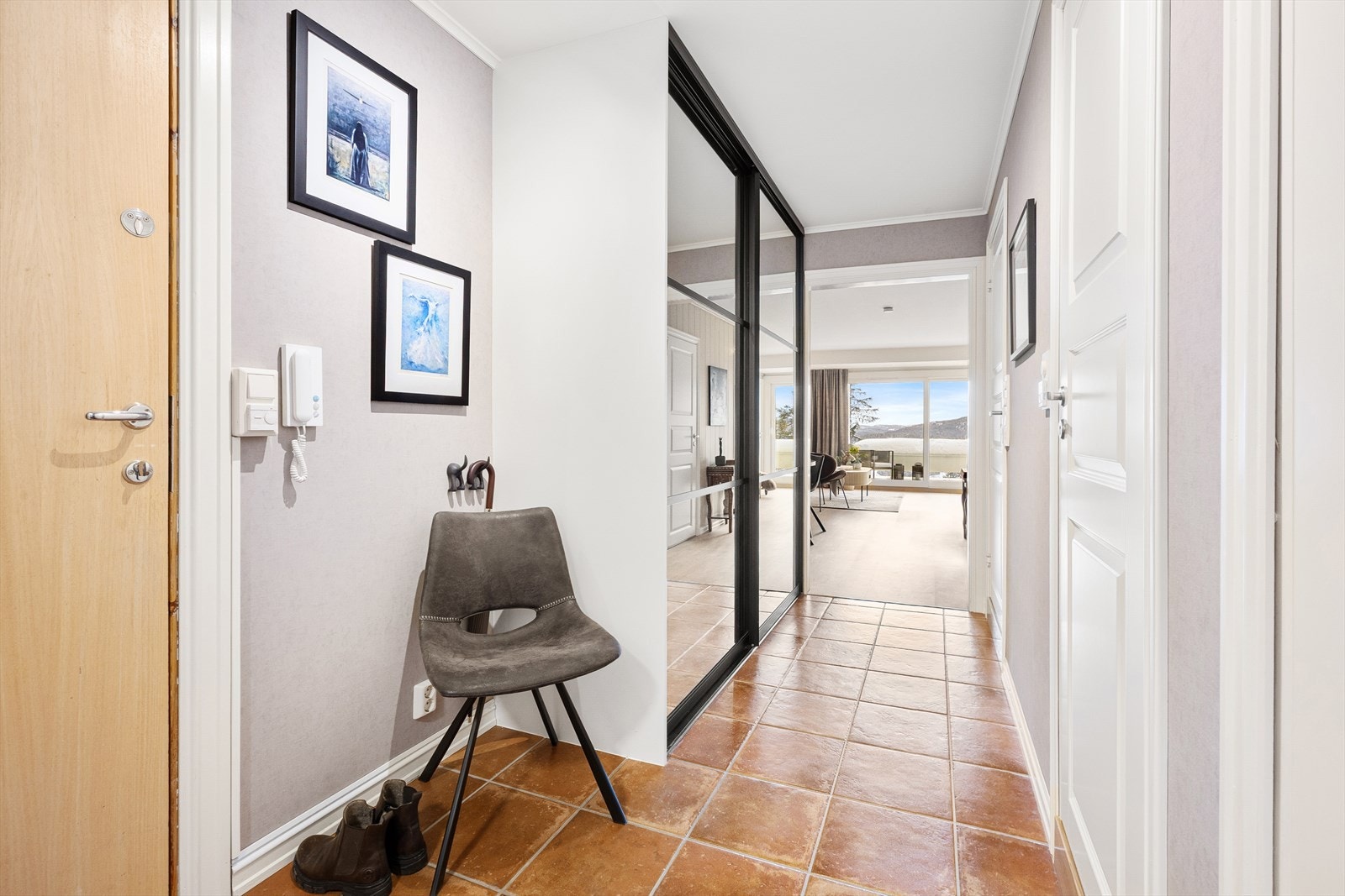 Entreén har flislagt gulv med varmekabler. Ny skyvedørsgarderobe fra 2023. Galleribilde