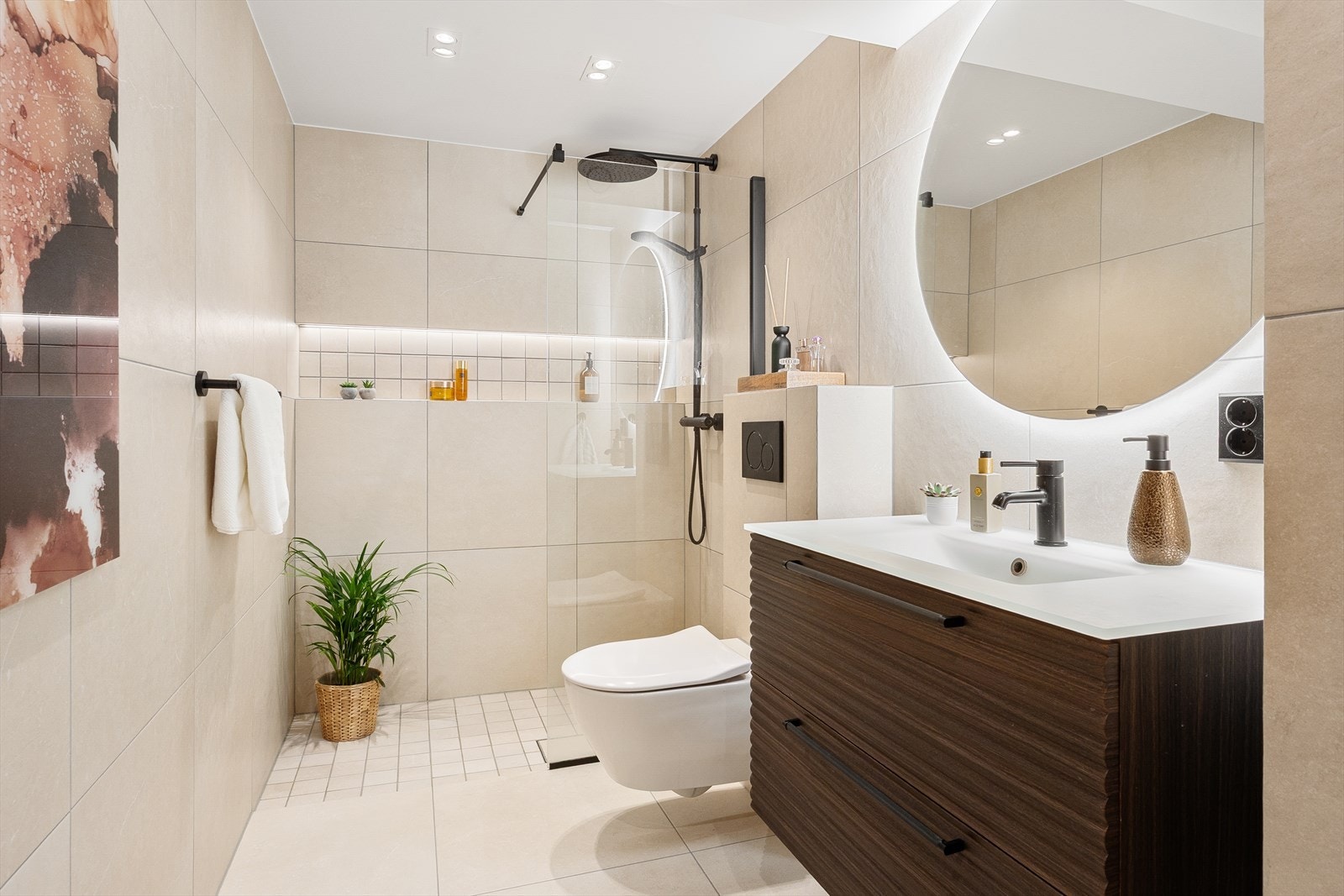 Rålekkert bad som ble pusset opp av fagfolk (Martinsen og Brodahl AS) i 2023. Galleribilde