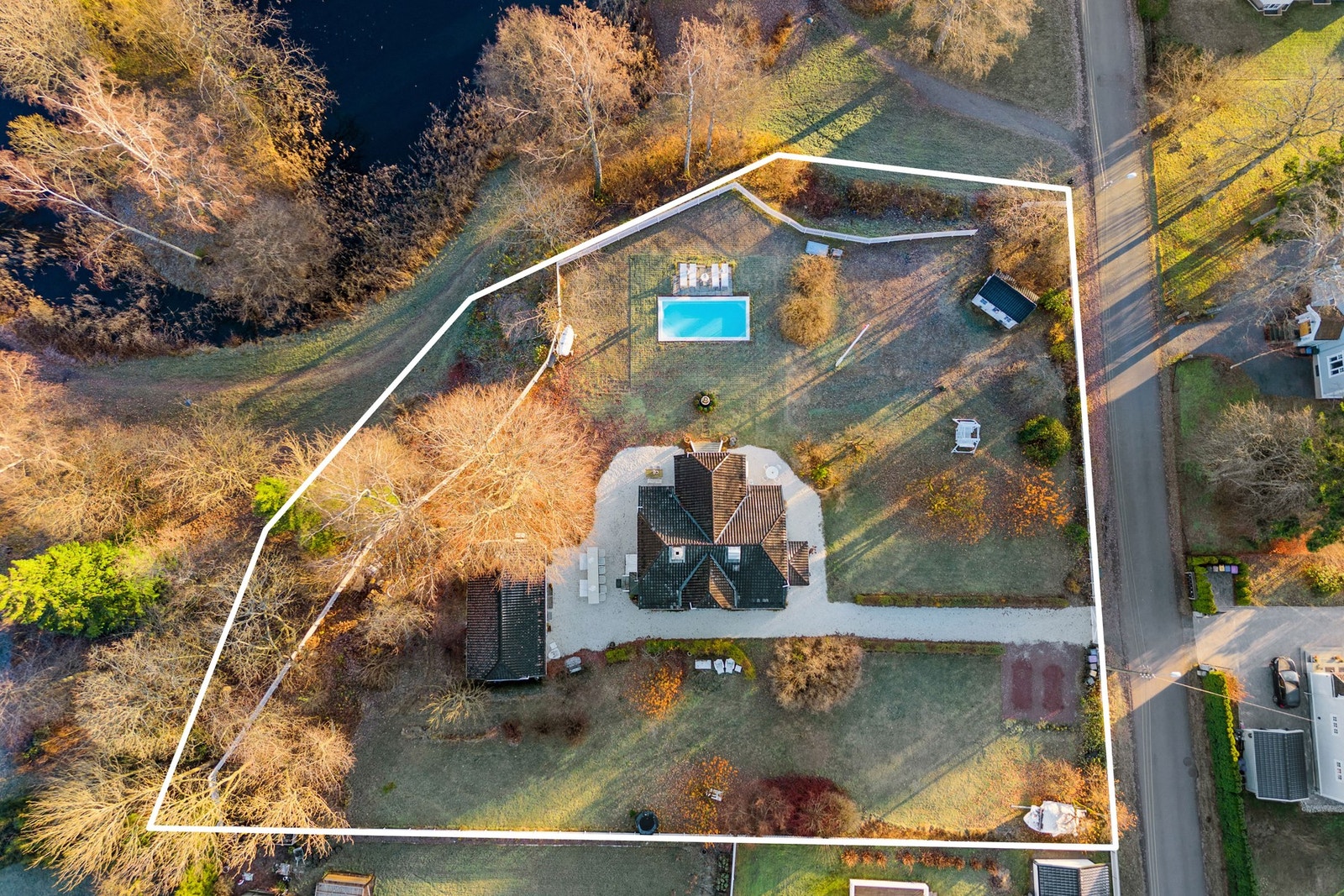 Tomtegrensen er illustrert. Eiendommen strekker seg også utenfor gjerdet. Galleribilde