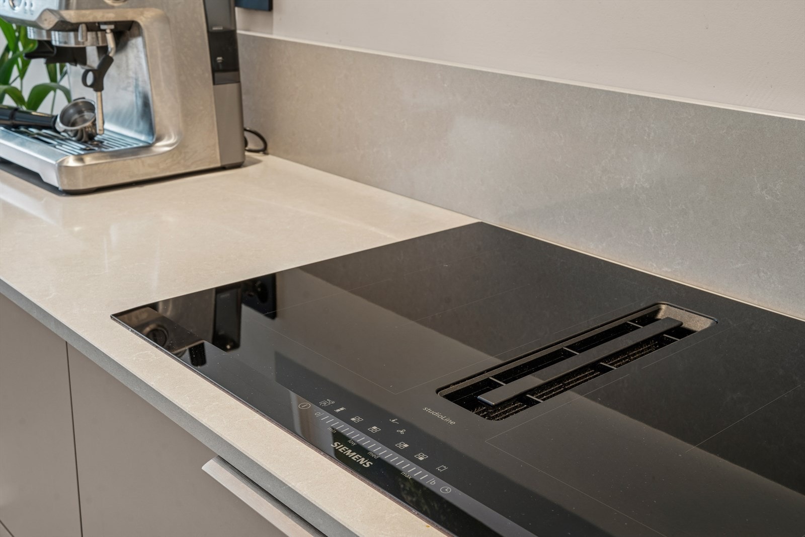 Ventilator integrert i kokesonen. Komfyrvakt og elektronisk lekkasjevarsler/vannstopp er montert. Galleribilde