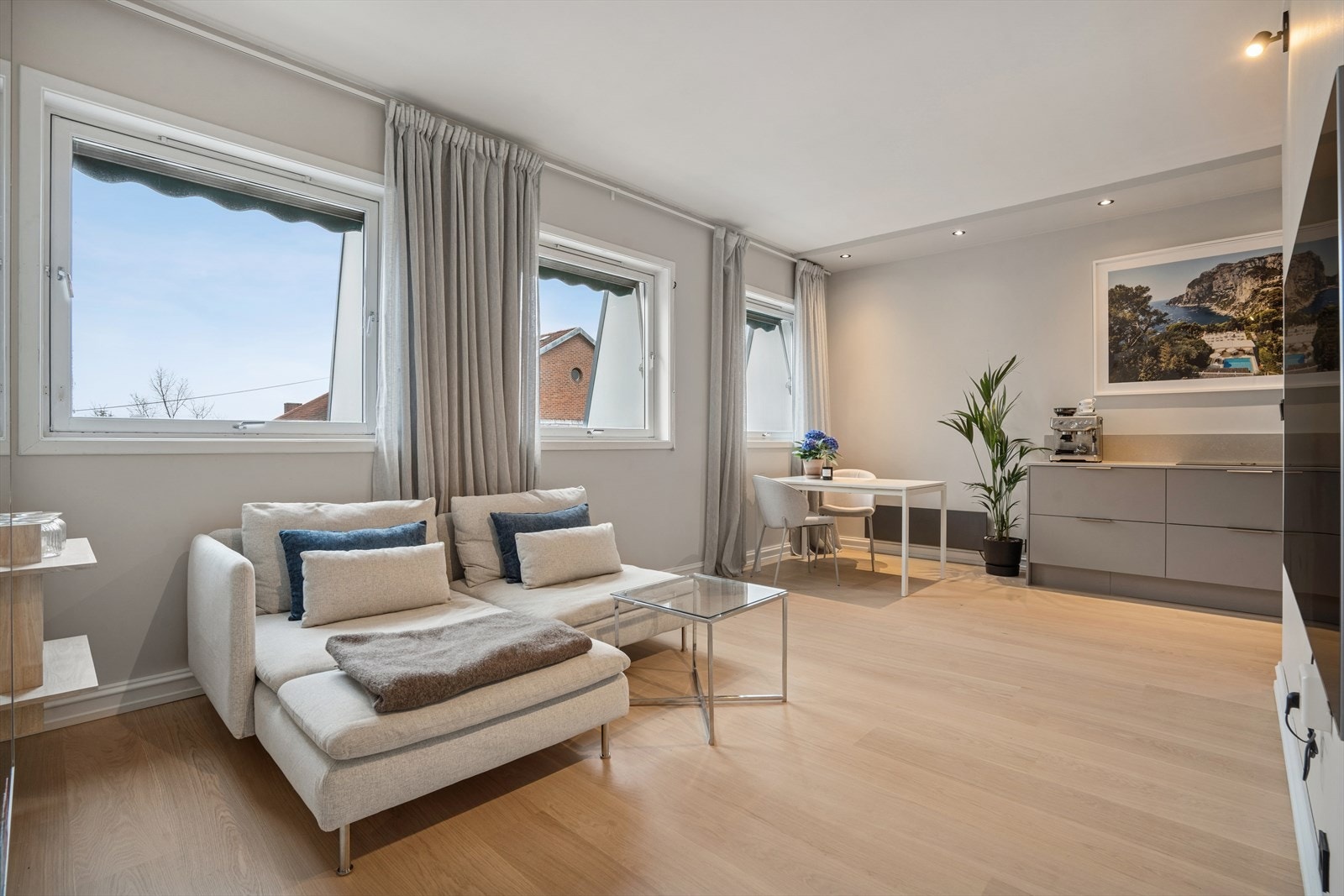 Flott og lys 2-roms toppleilighet med heis og god standard. Sentral, men tilbaketrukket beliggenhet på Majorstuen. Galleribilde