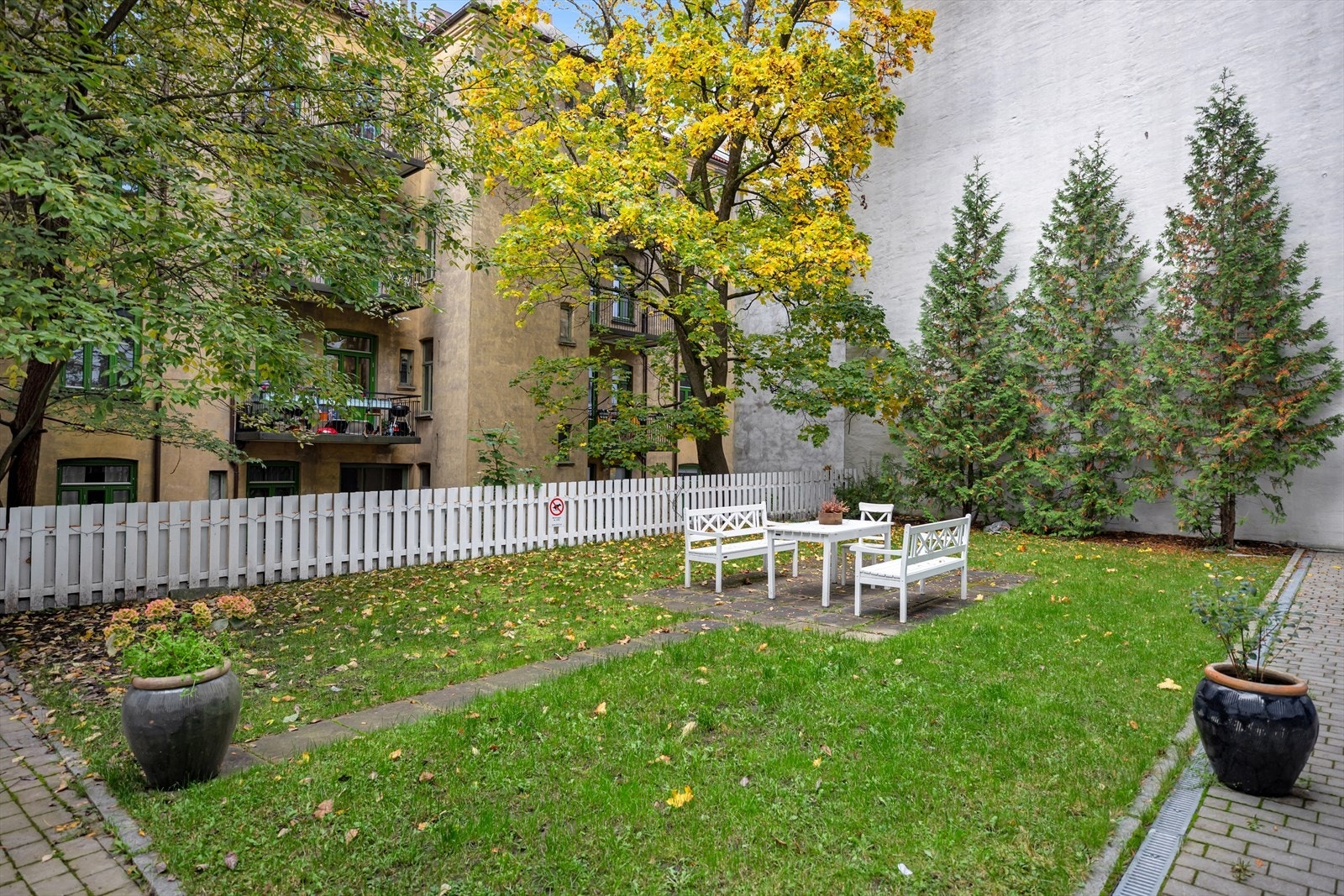 Høstbilde-Pent opparbeidede fellesareal med grøntområder og sittegrupper. Galleribilde