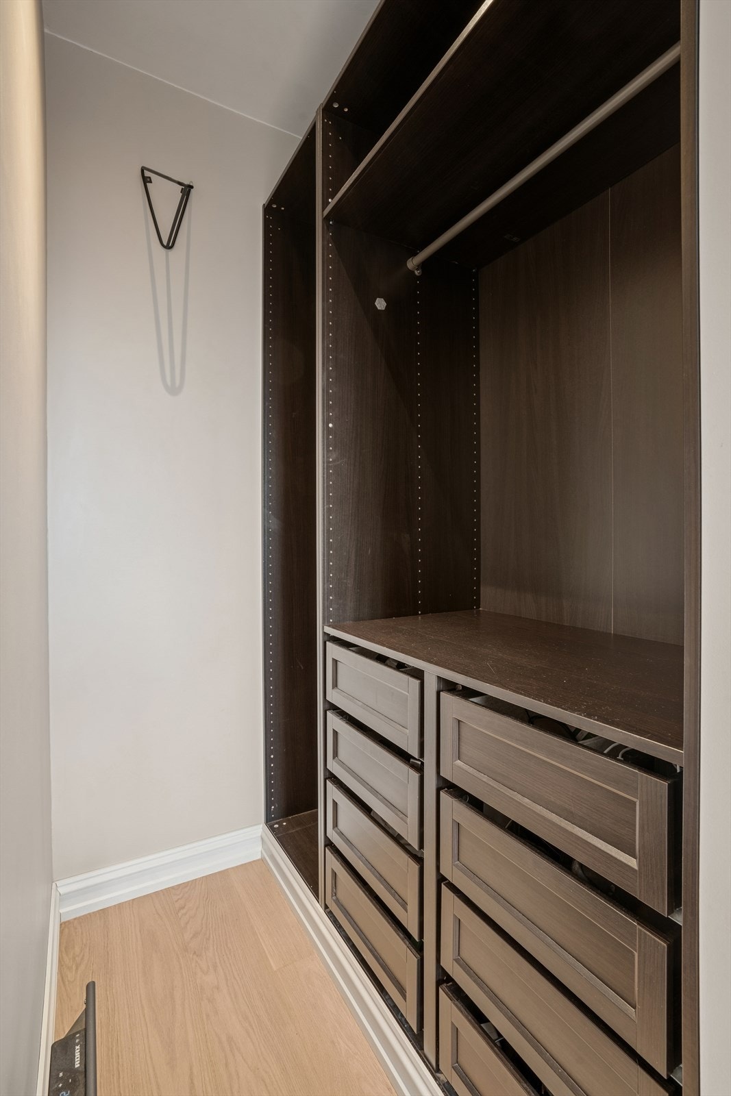 Egen sone for garderobeskap og klær, som gir en walk-in-følelse. Galleribilde