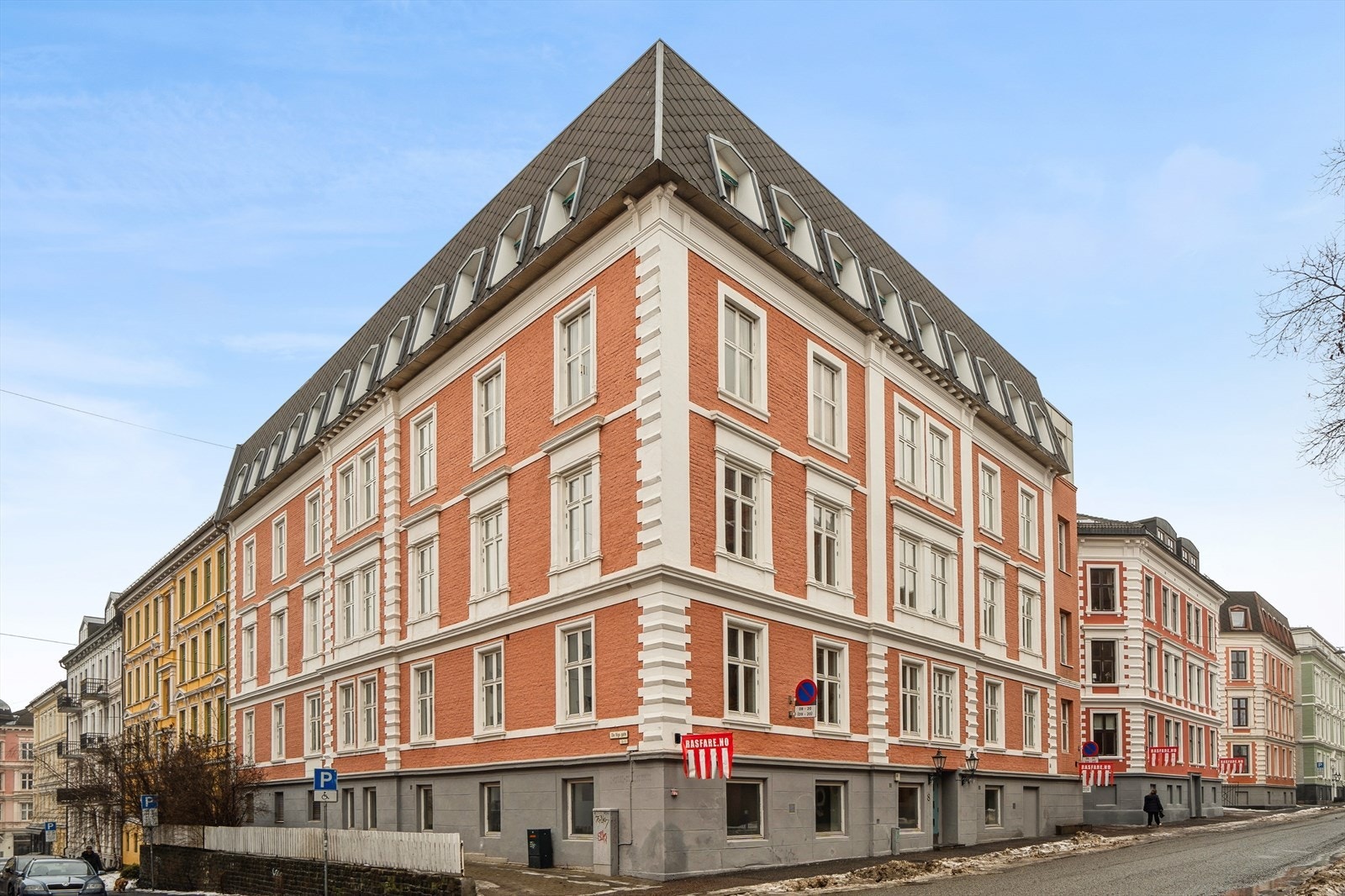 Leiligheten ligger i et svært etterspurt og veletablert område på Majorstuen, omgitt av klassiske bygårder og hyggelige bygater. Galleribilde