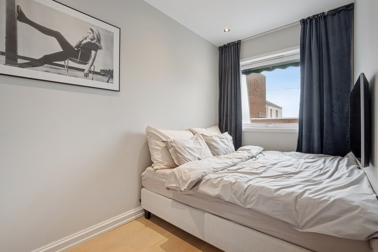 Innbydende soverom med plass til dobbeltseng. Galleribilde