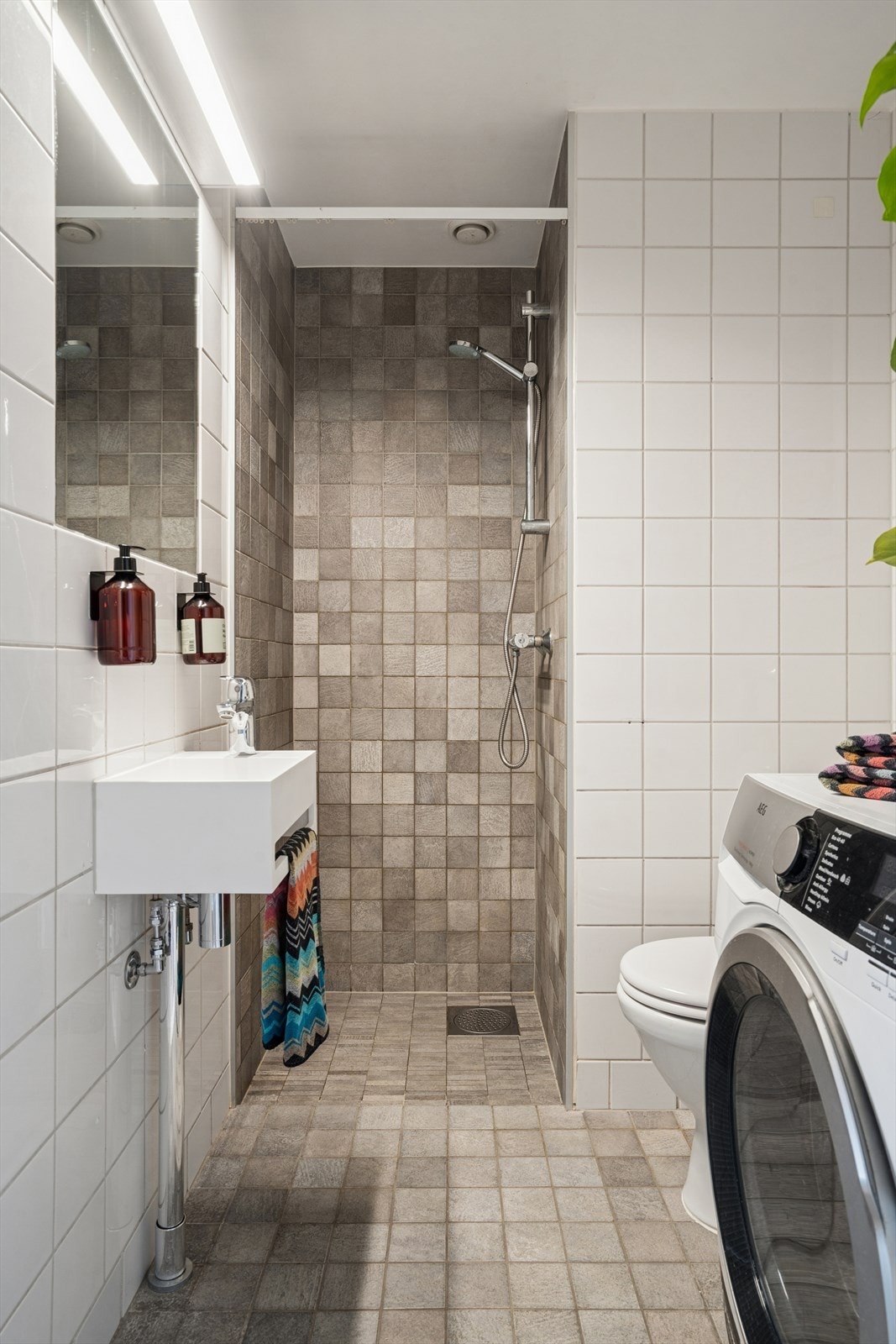 Bad med fliser og varmekabler i gulv. Opplegg for vaskemaskin. Ny servant ble montert i 2026. Galleribilde