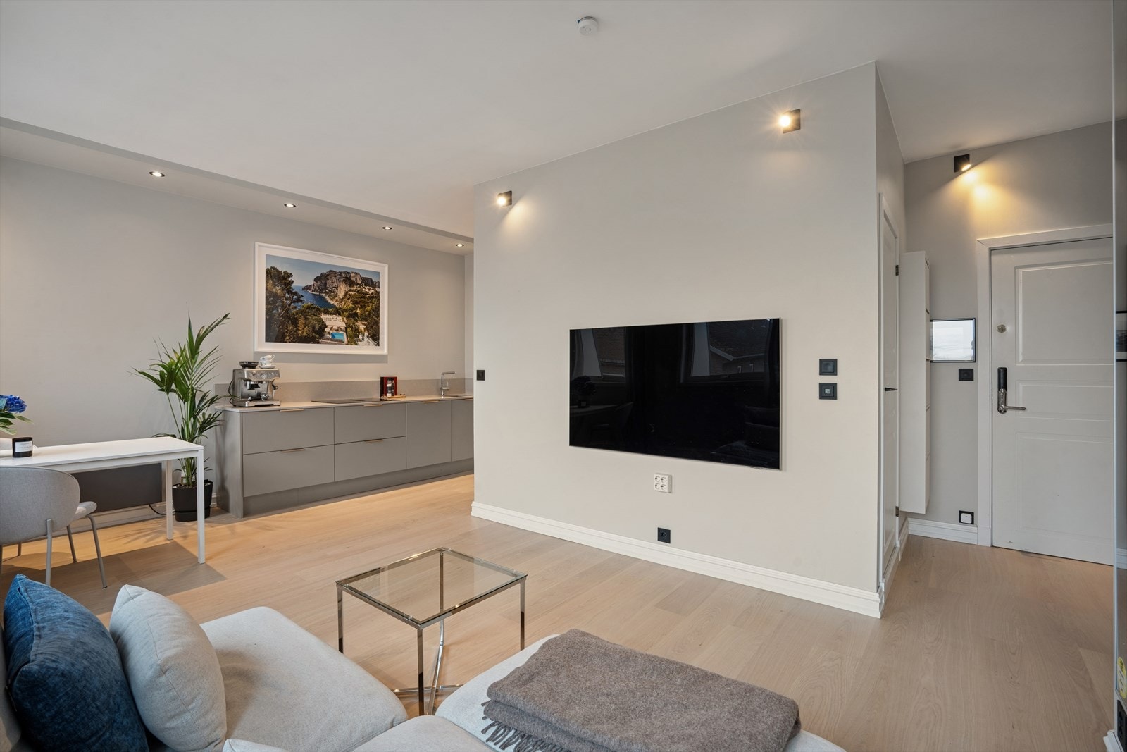 Gulvet ble slipt og lakkert i 2026. Galleribilde