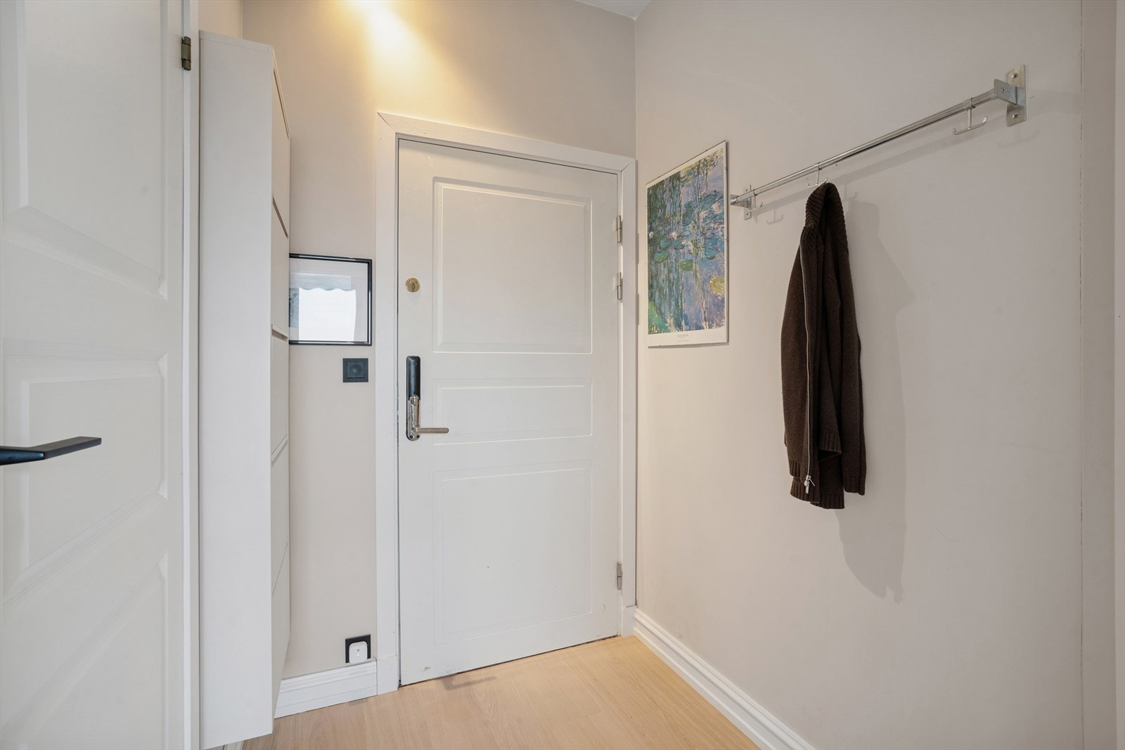 Entré med Yale doorman. Lysstyring i leiligheten via app Phillips Hue. Galleribilde