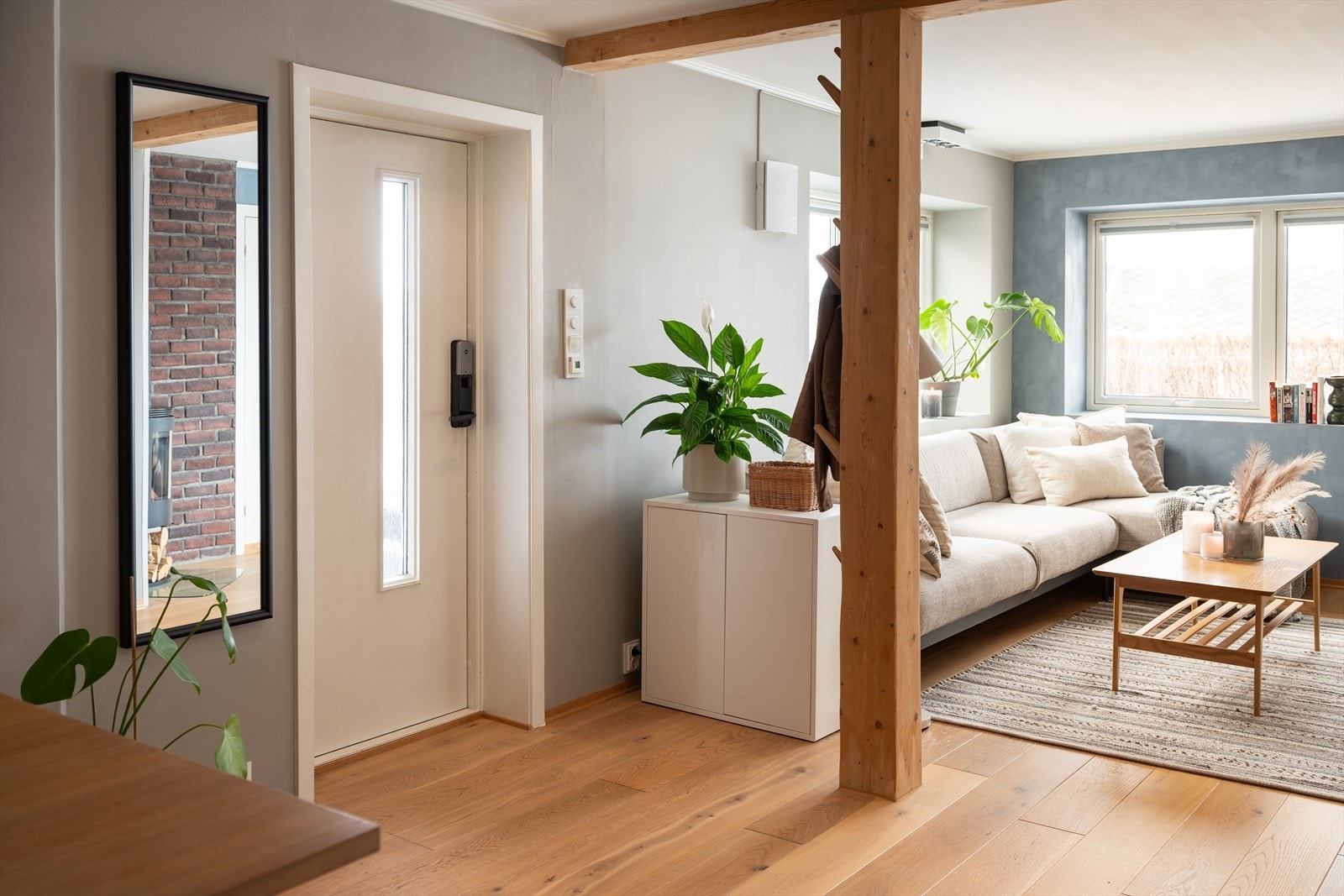 Entré med rom for egne, praktiske løsninger mht. oppheng av klær og plassering av sko. Leiligheten disponerer to boder i kjeller. Galleribilde