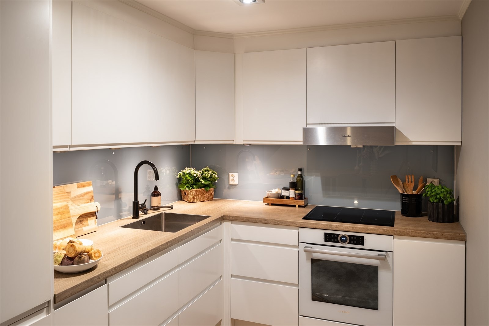 Det er gode oppbevaringsmuligheter i skuffer, skap og på benk. Galleribilde