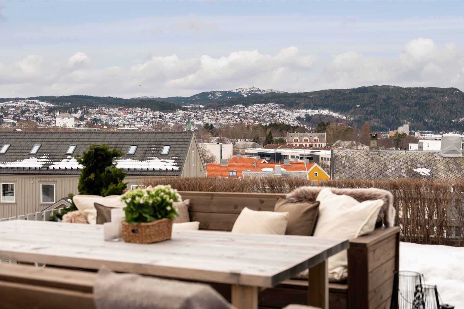 Nærmeste bussholdeplass er Gyldenløves gate, ca. 450 meter fra leiligheten. Fra bussholdeplassen passerer buss nummer 25, med hyppige avganger til bl.a. Høgskoleringen, Studentersamfundet, sentrum, Trondheim S, Ila, Leangen, Ranheim og Vikåsen. Galleribilde