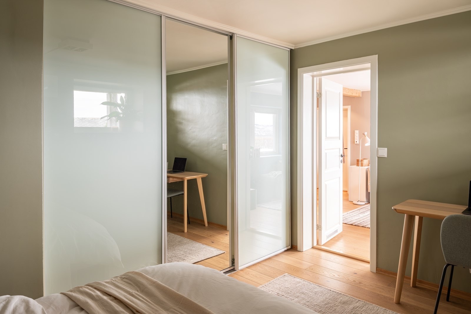 Her er det god plass til dobbeltseng, nattbord og kontorplass, i tillegg til at det er en meget romslig skyvedørsgarderobe. Galleribilde